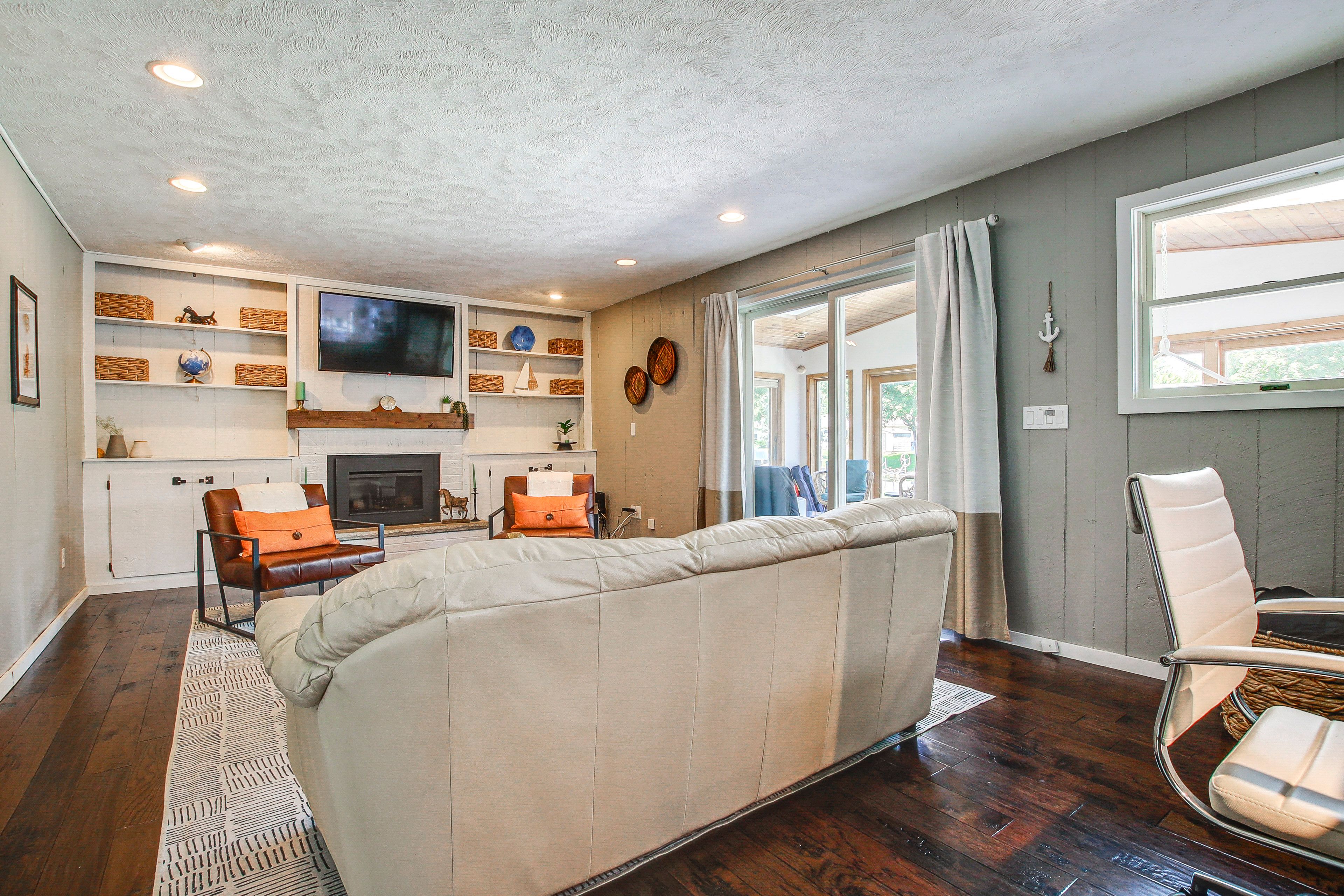 Family Room | Twin Sleeper Sofa | 1st Floor | 4 Interior Steps