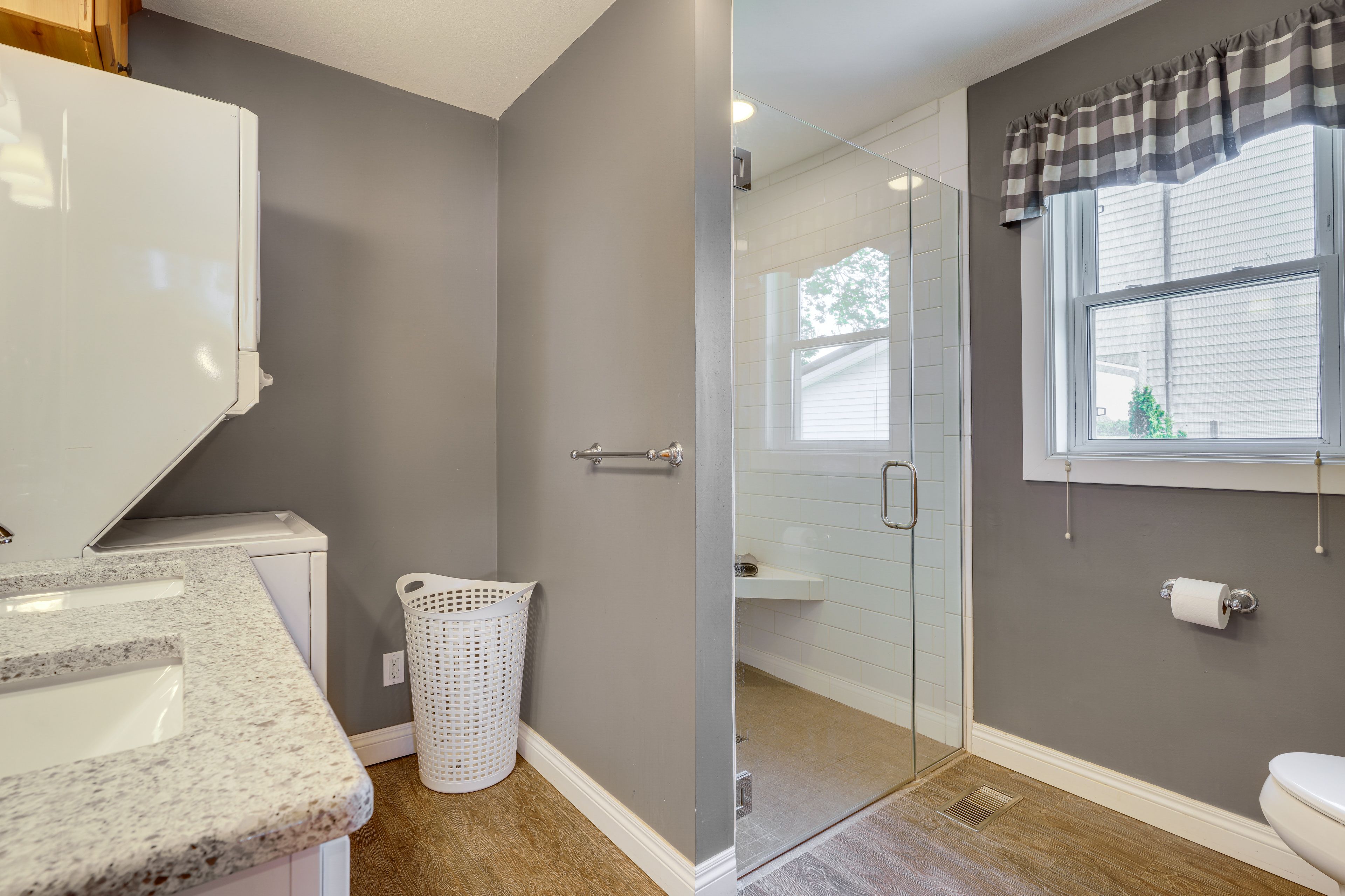Full Bathroom | Towels Provided | Complimentary Toiletries