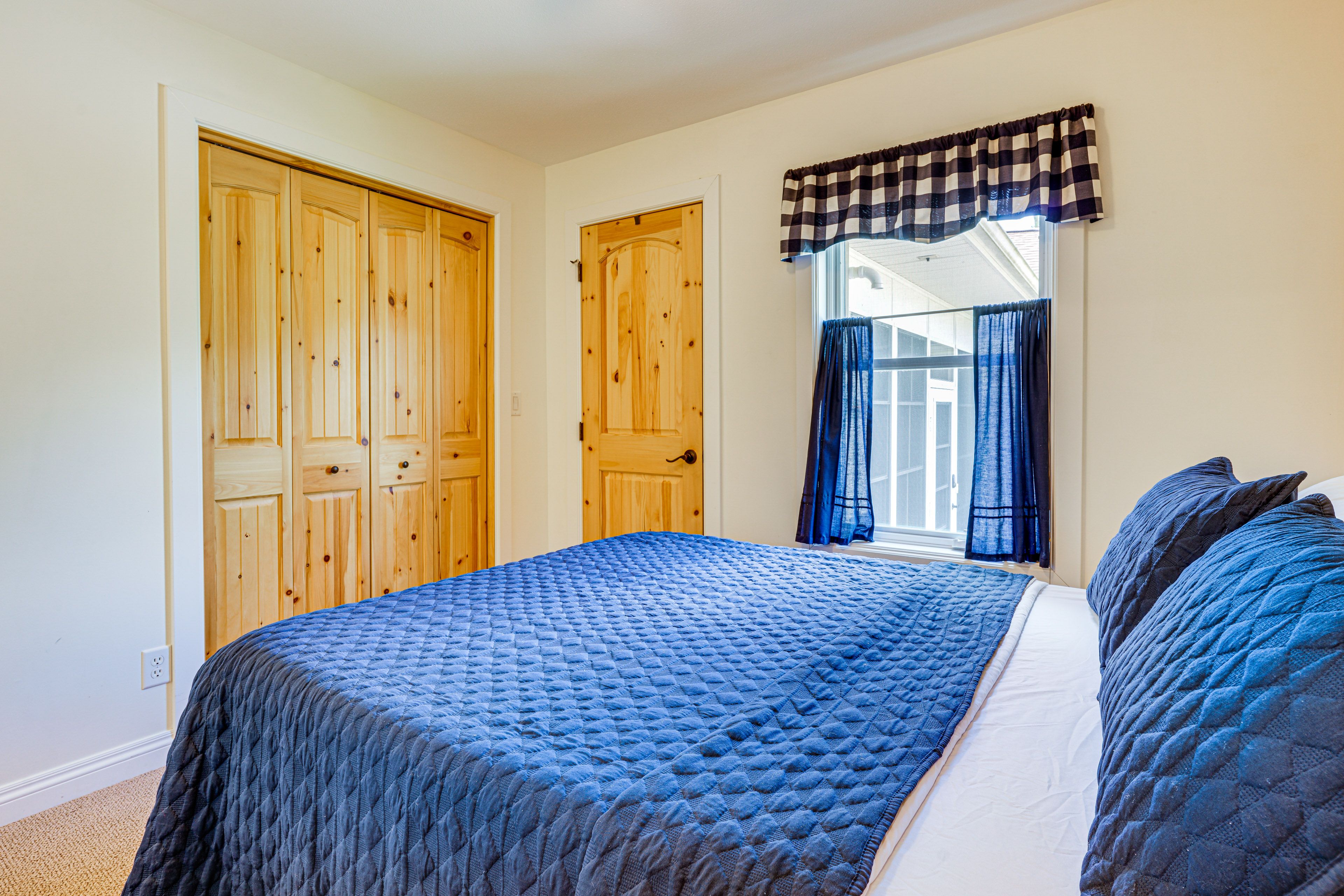 Bedroom 2 | Queen Bed