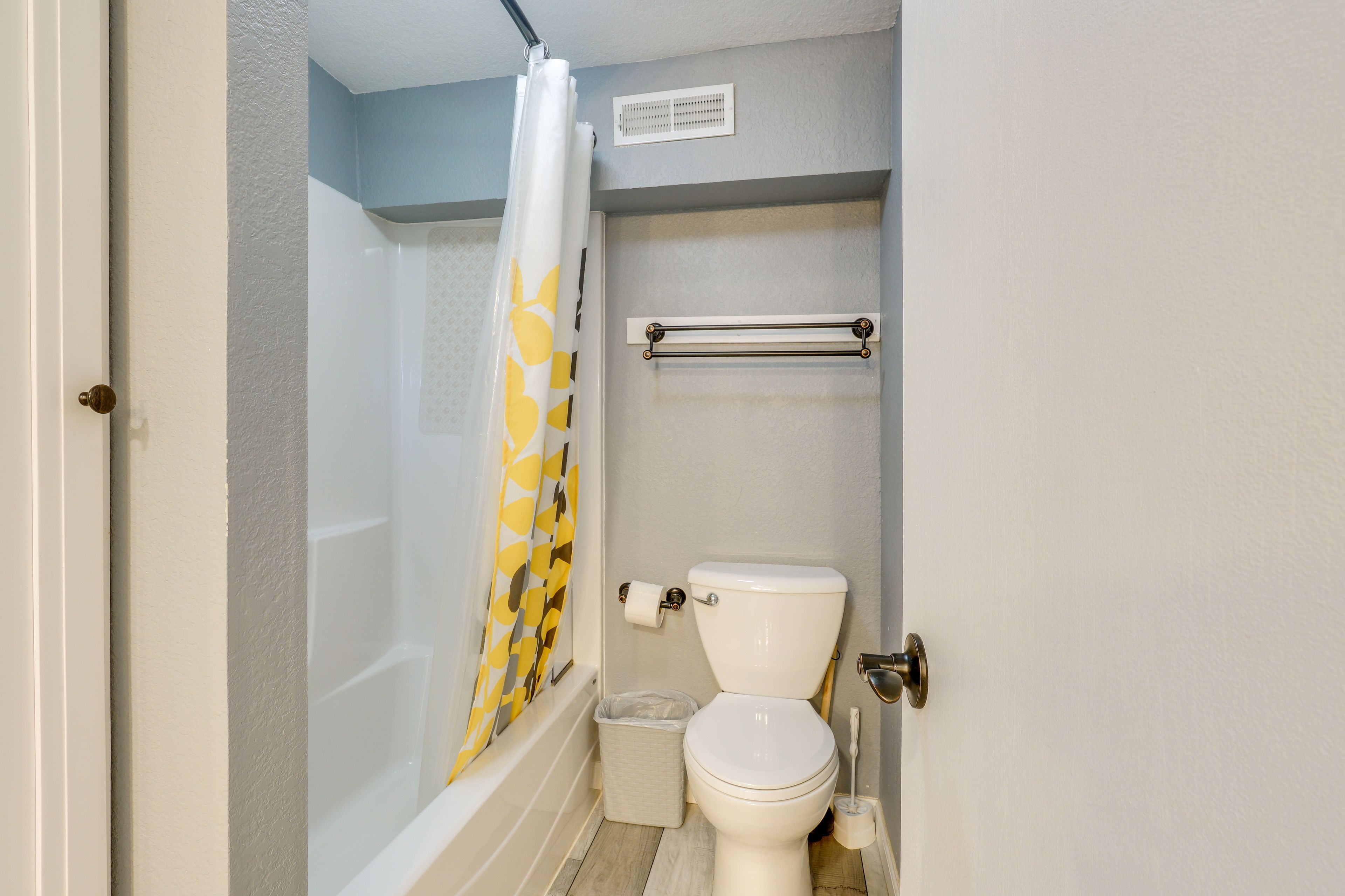 Full Bathroom | Towels Provided | 1st Floor