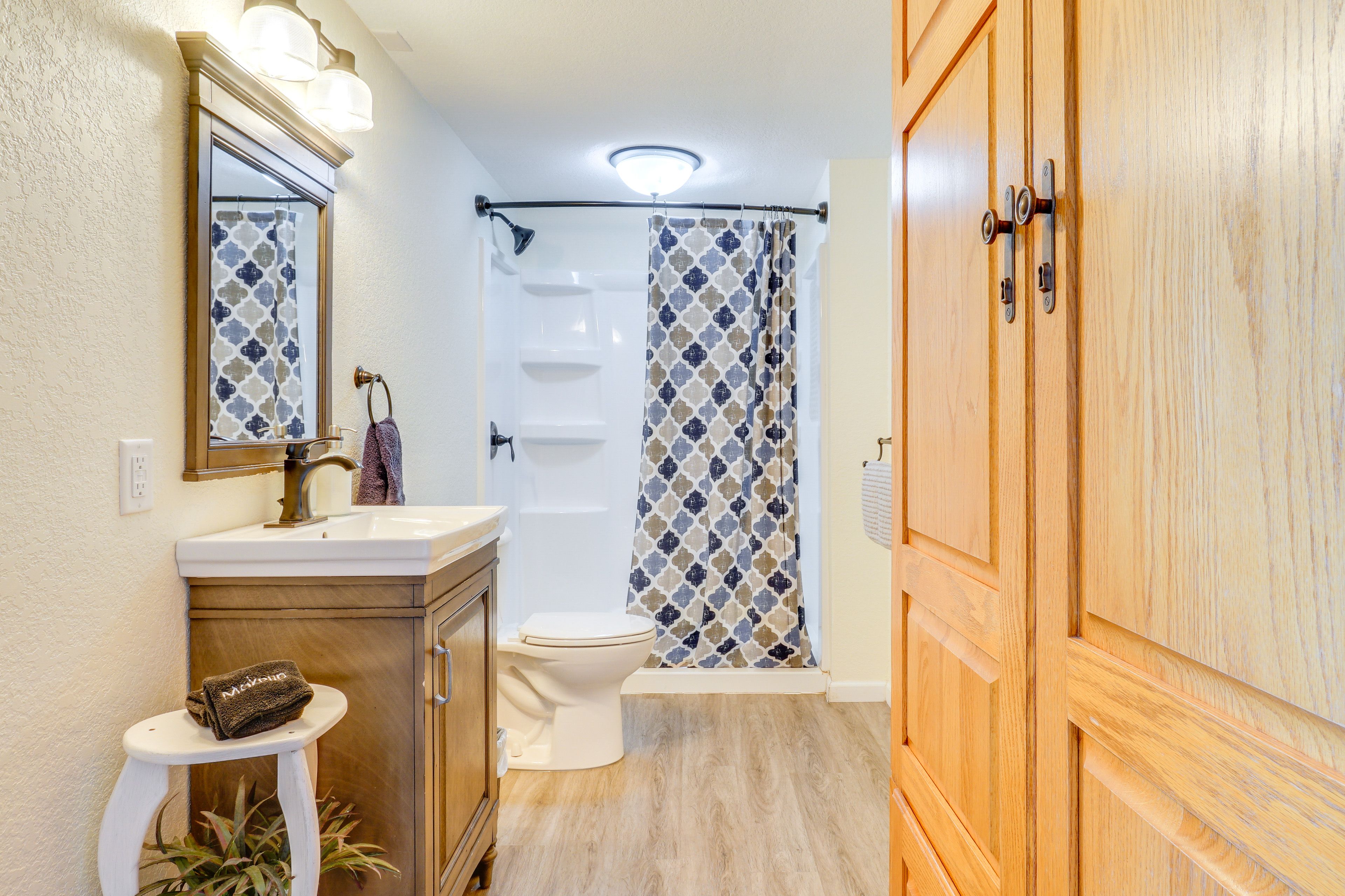 Full Bathroom | Complimentary Toiletries | 2nd Floor