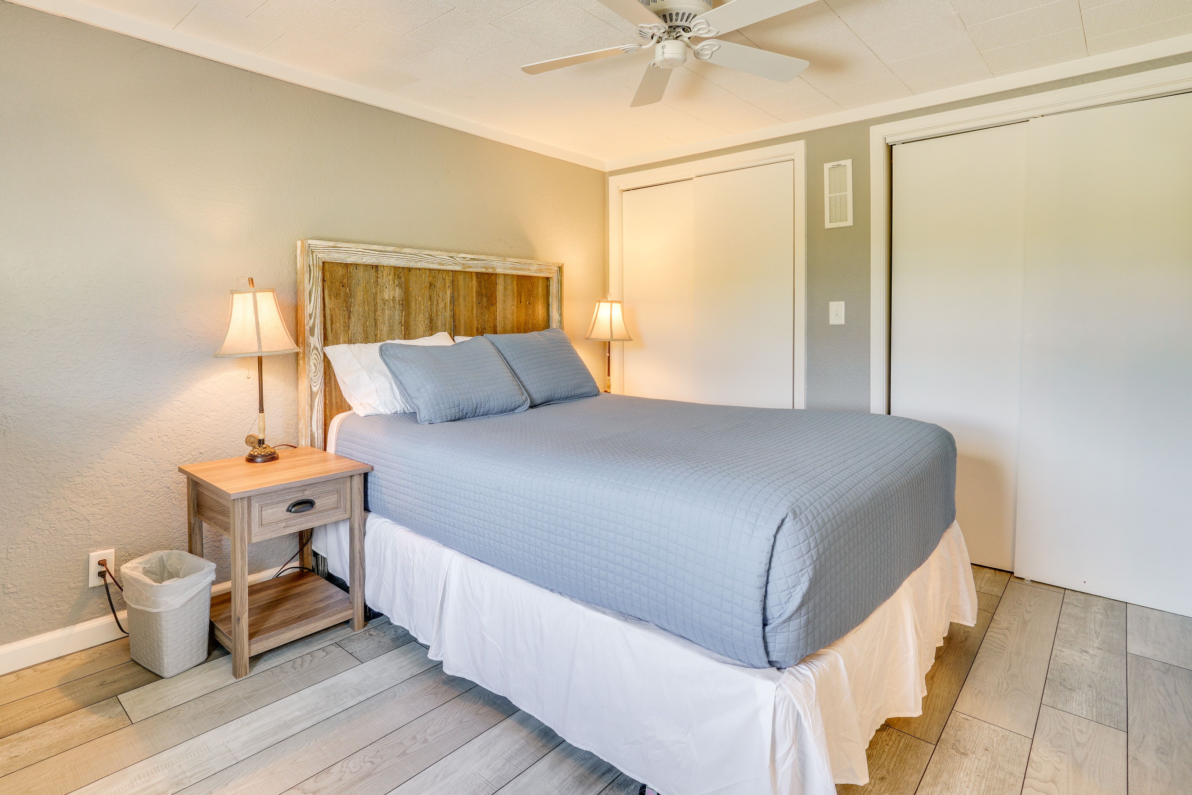 Bedroom 1 | Queen Bed | Linens Provided | 1st Floor