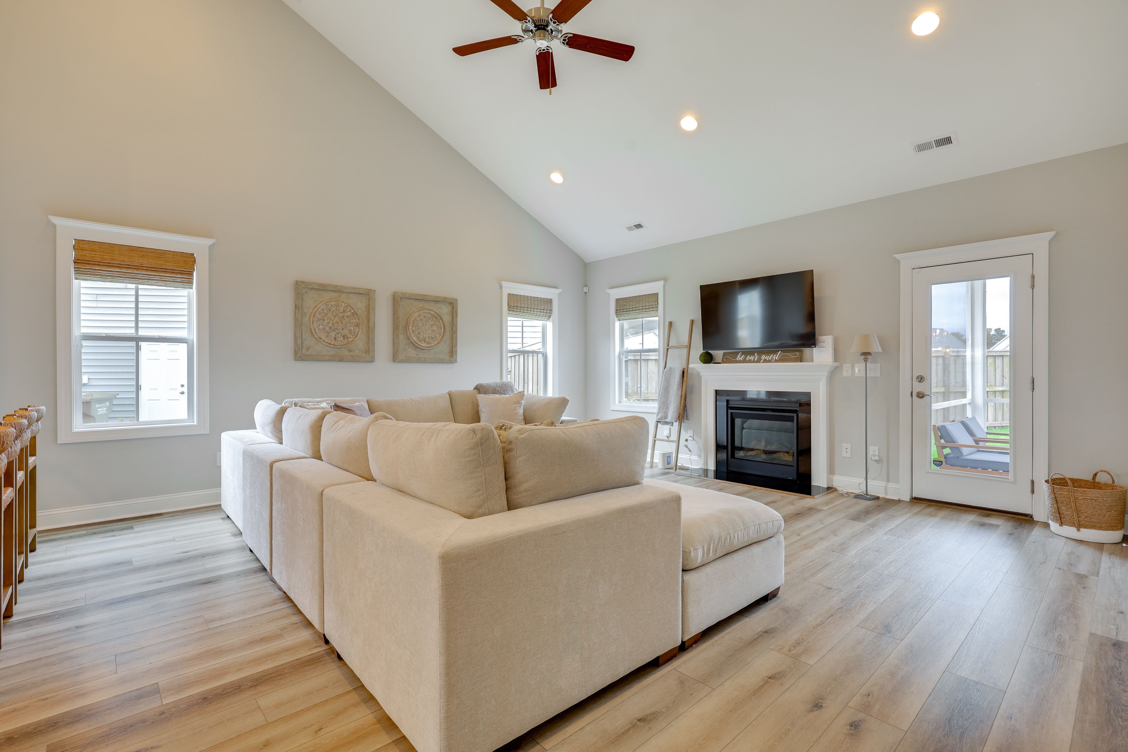 Living Room | Smart TV | Central Air Conditioning/Heat