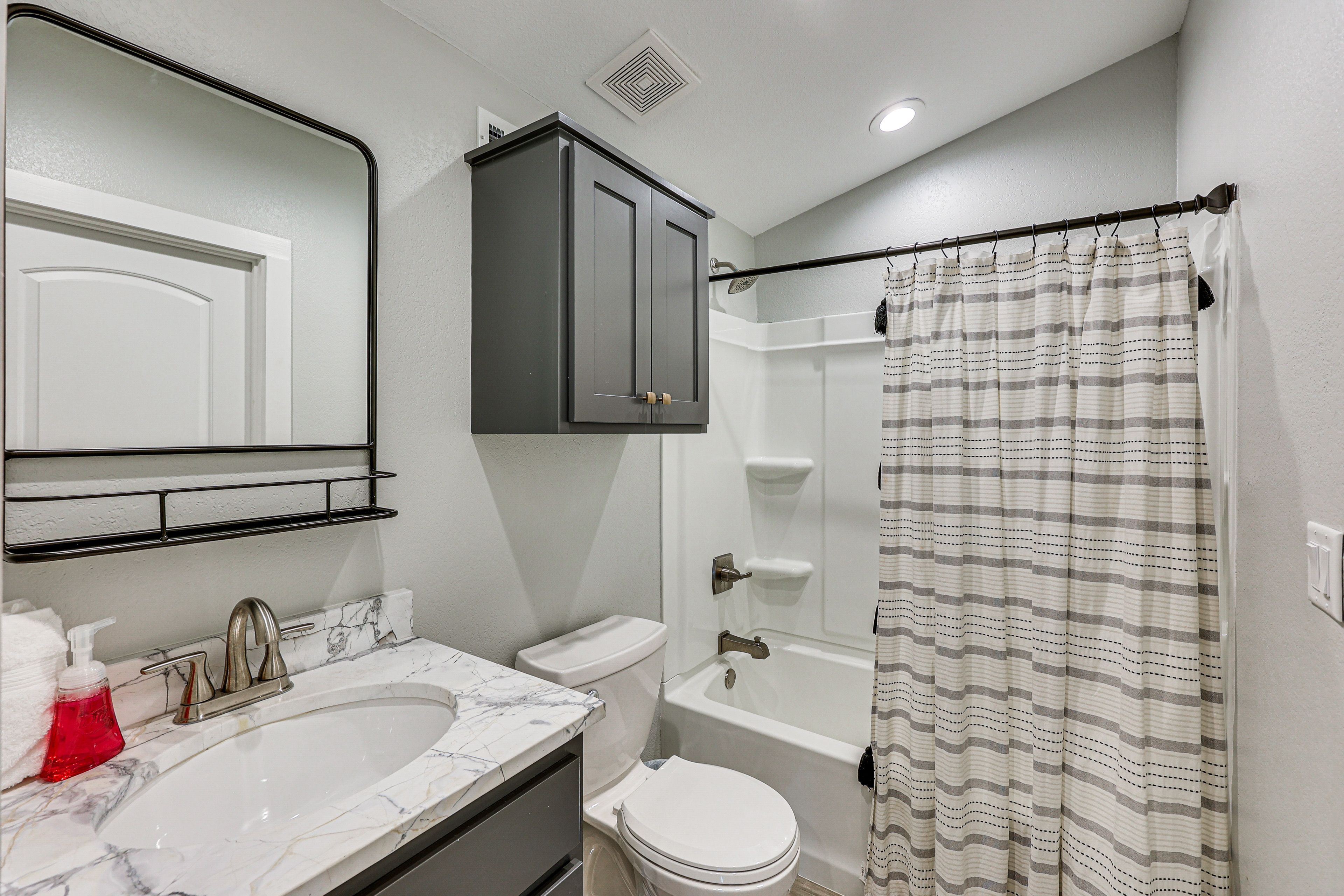 Full Bathroom | 2nd Floor