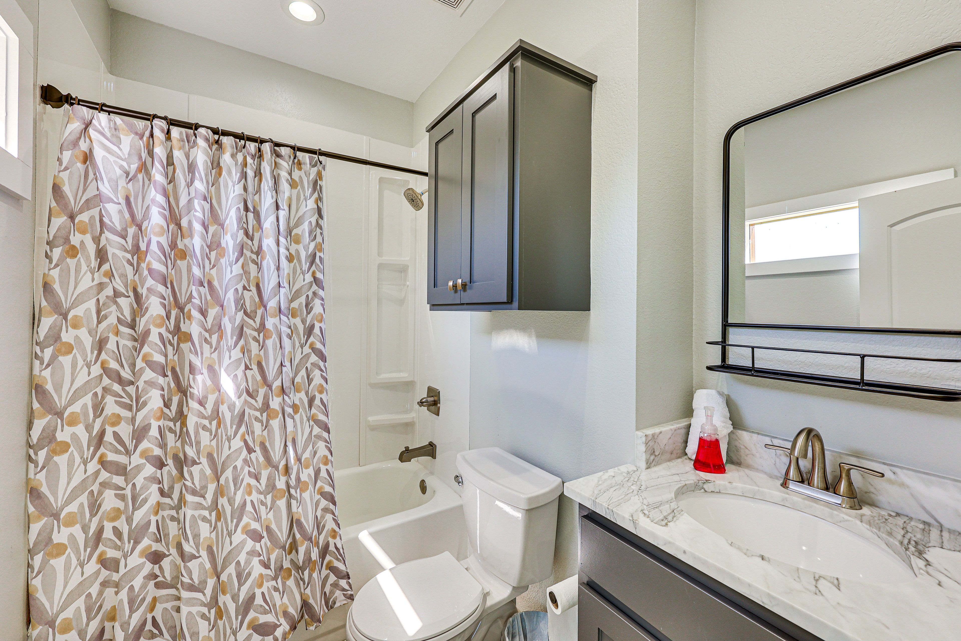 En-Suite Bathroom | Complimentary Toiletries | 1st Floor