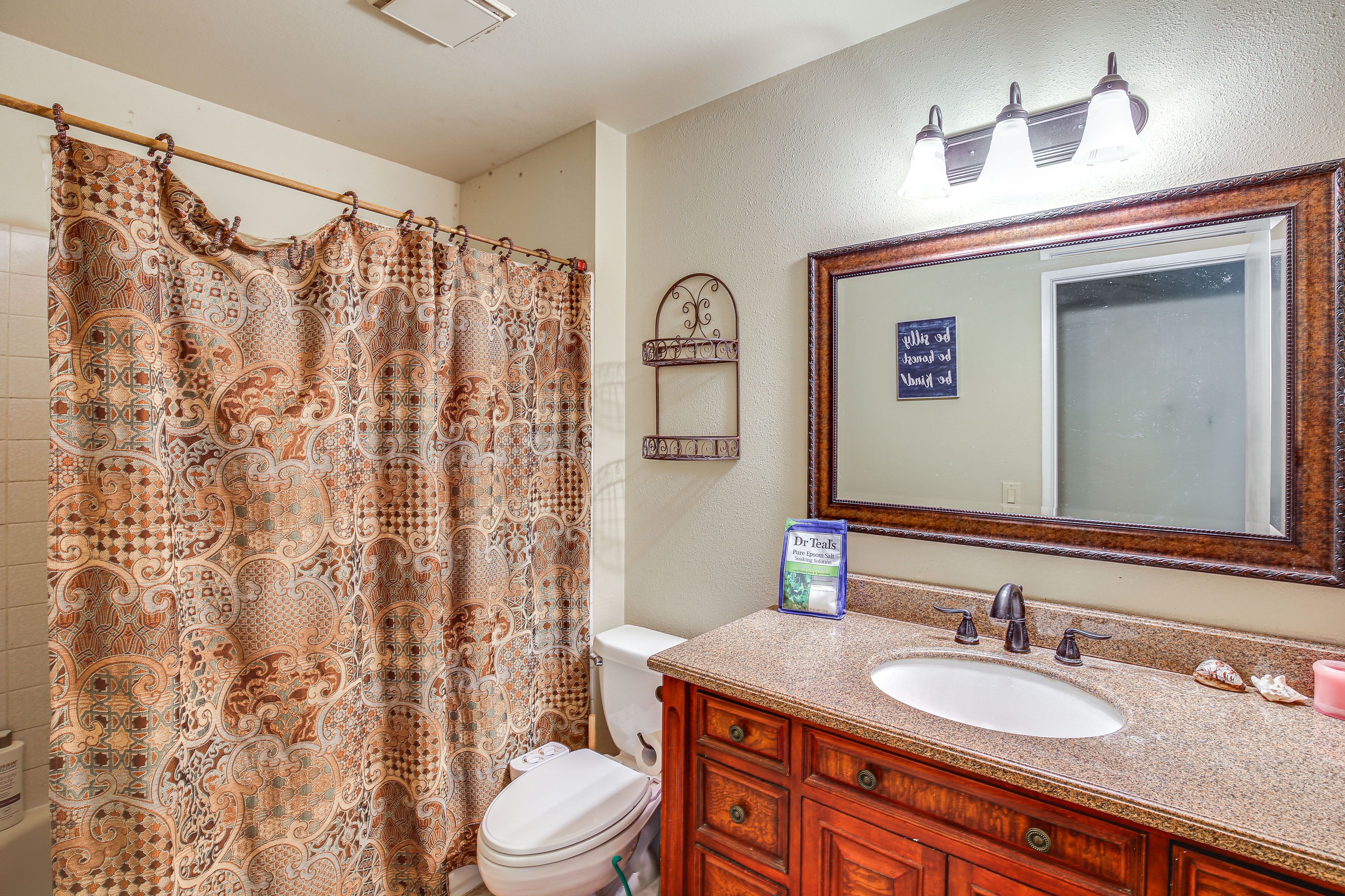 Full Bathroom | Shower/Tub Combo | 2nd Floor