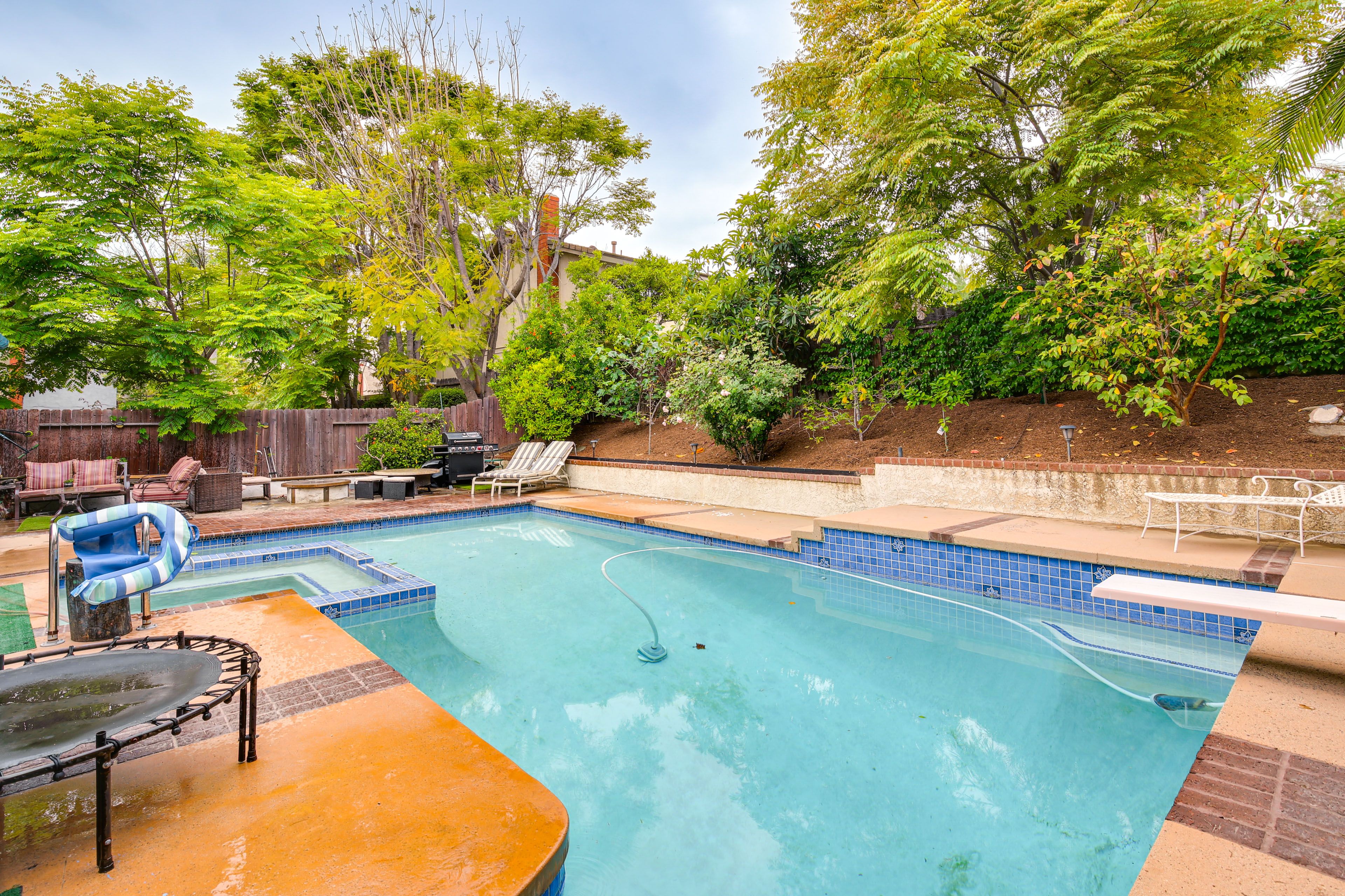 Pool (Depth 2'-7')