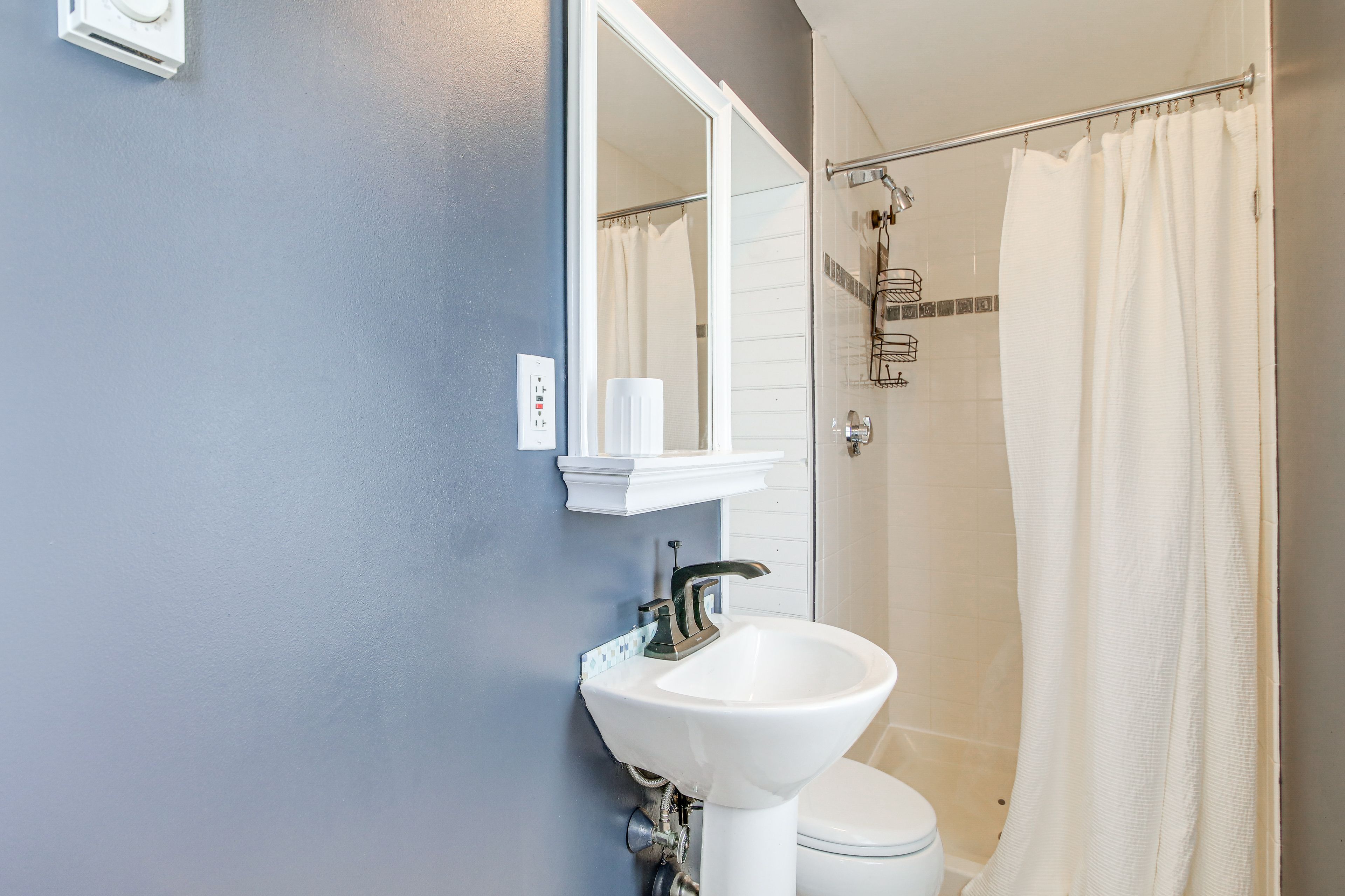 Full Bathroom | Complimentary Toiletries