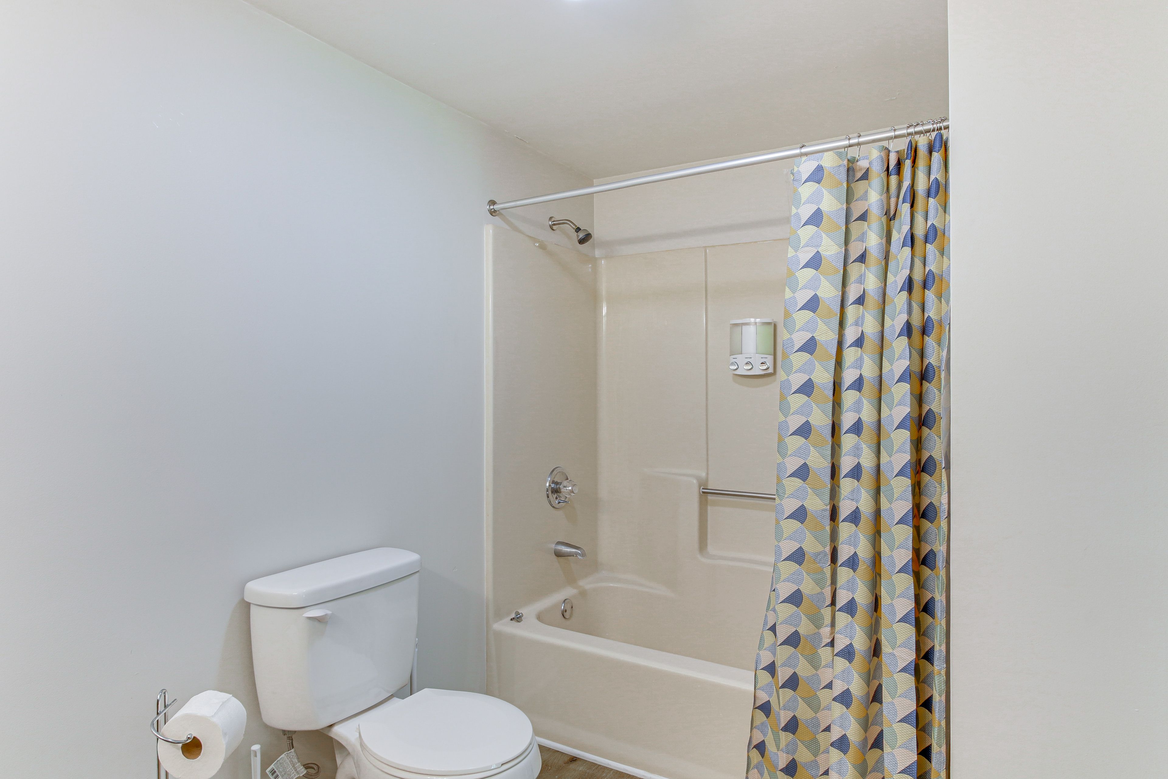 Full Bathroom | Shower/Tub Combo | 1 Interior Step