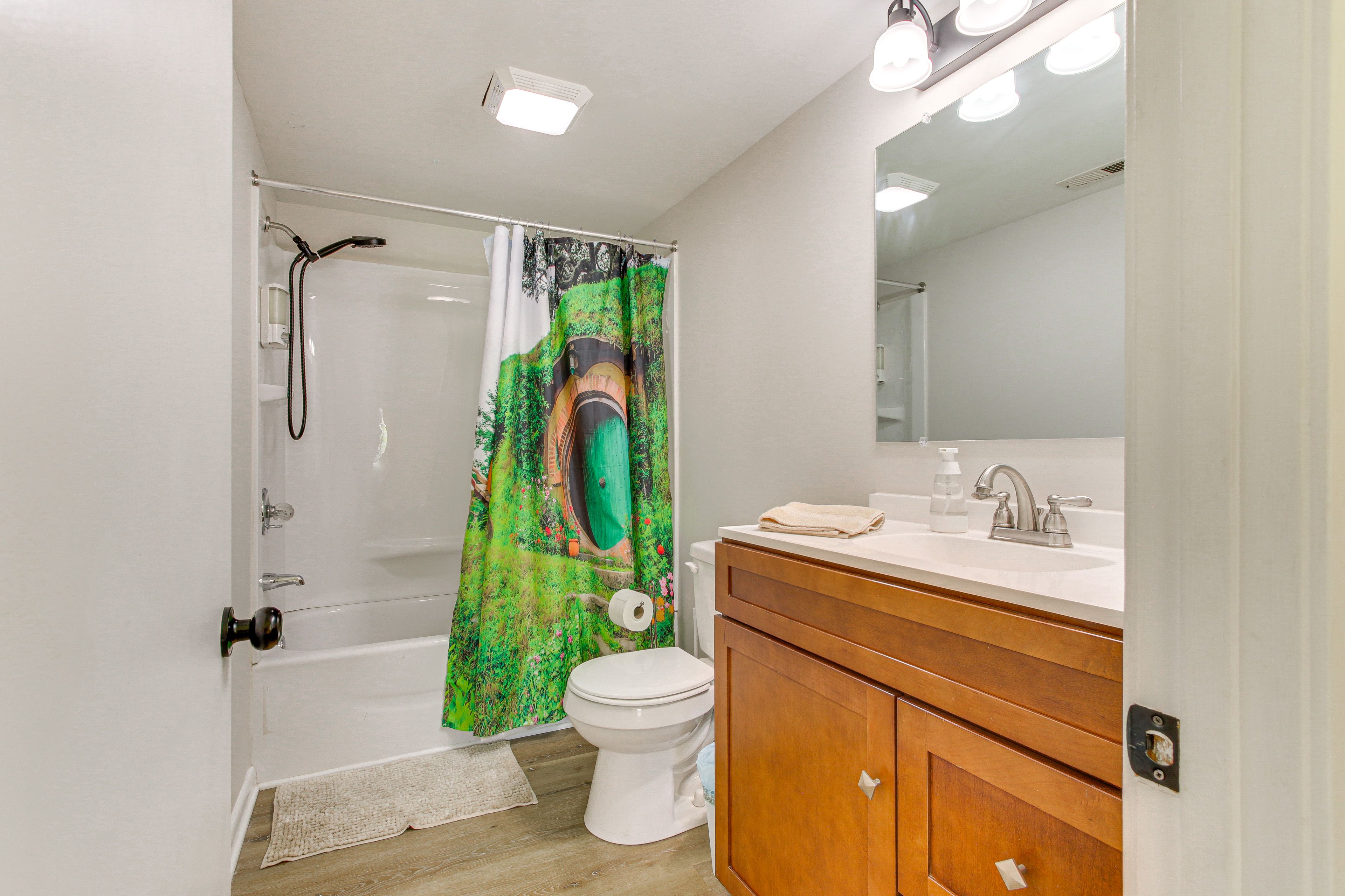 Full Bathroom | Complimentary Toiletries
