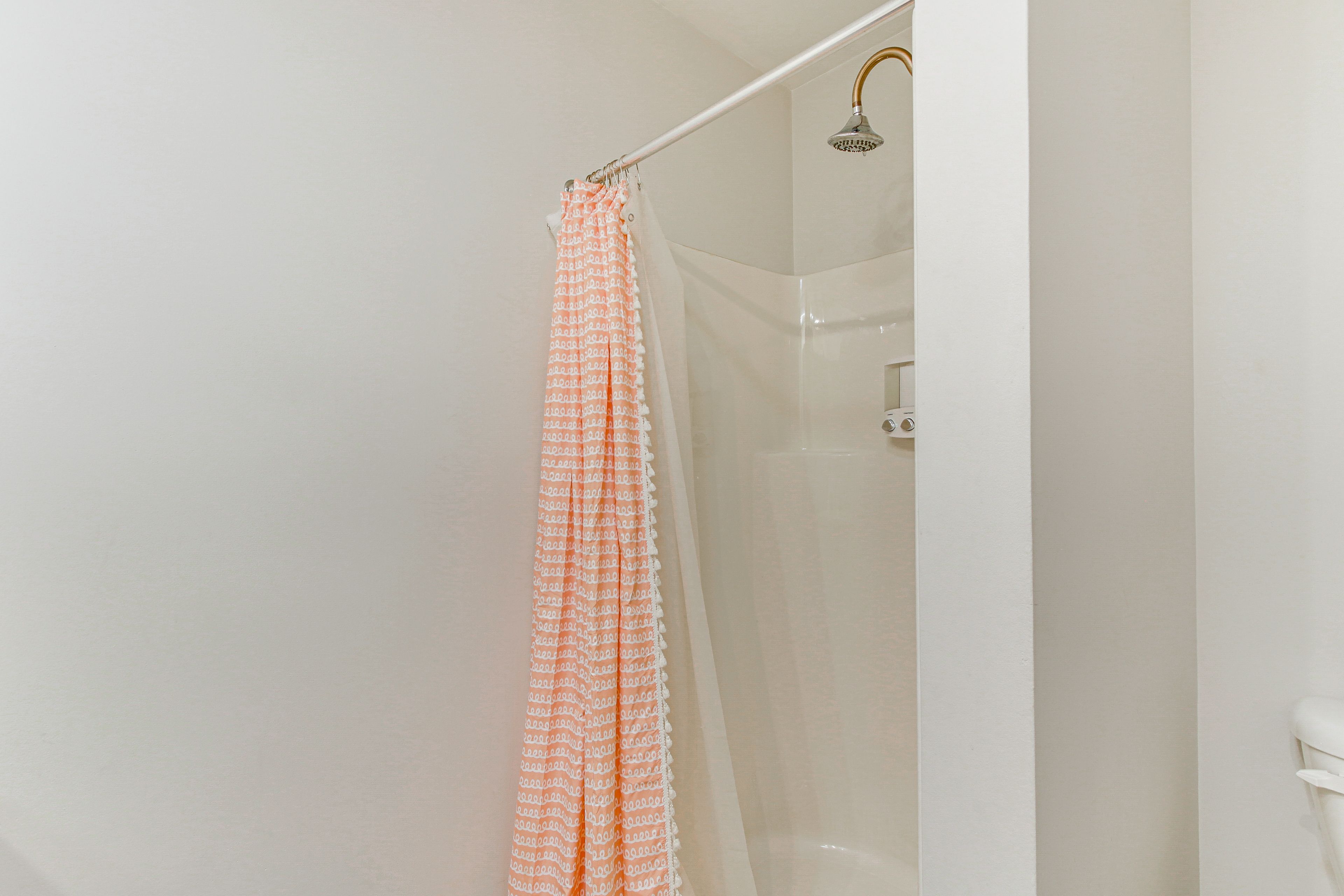 Full Bathroom | Towels Provided
