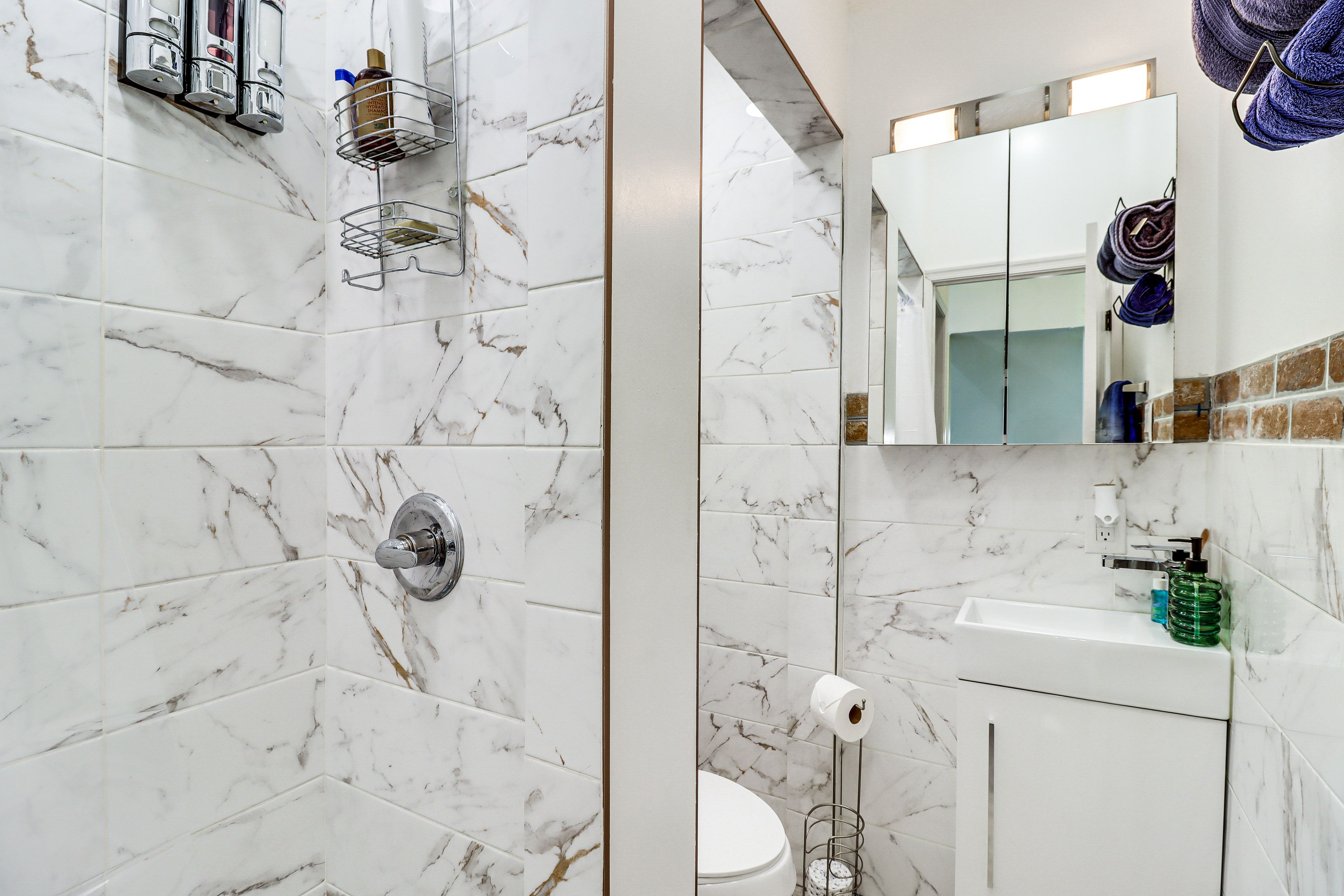 Full Bathroom | 2nd Floor | Complimentary Toiletries | Hair Dryer