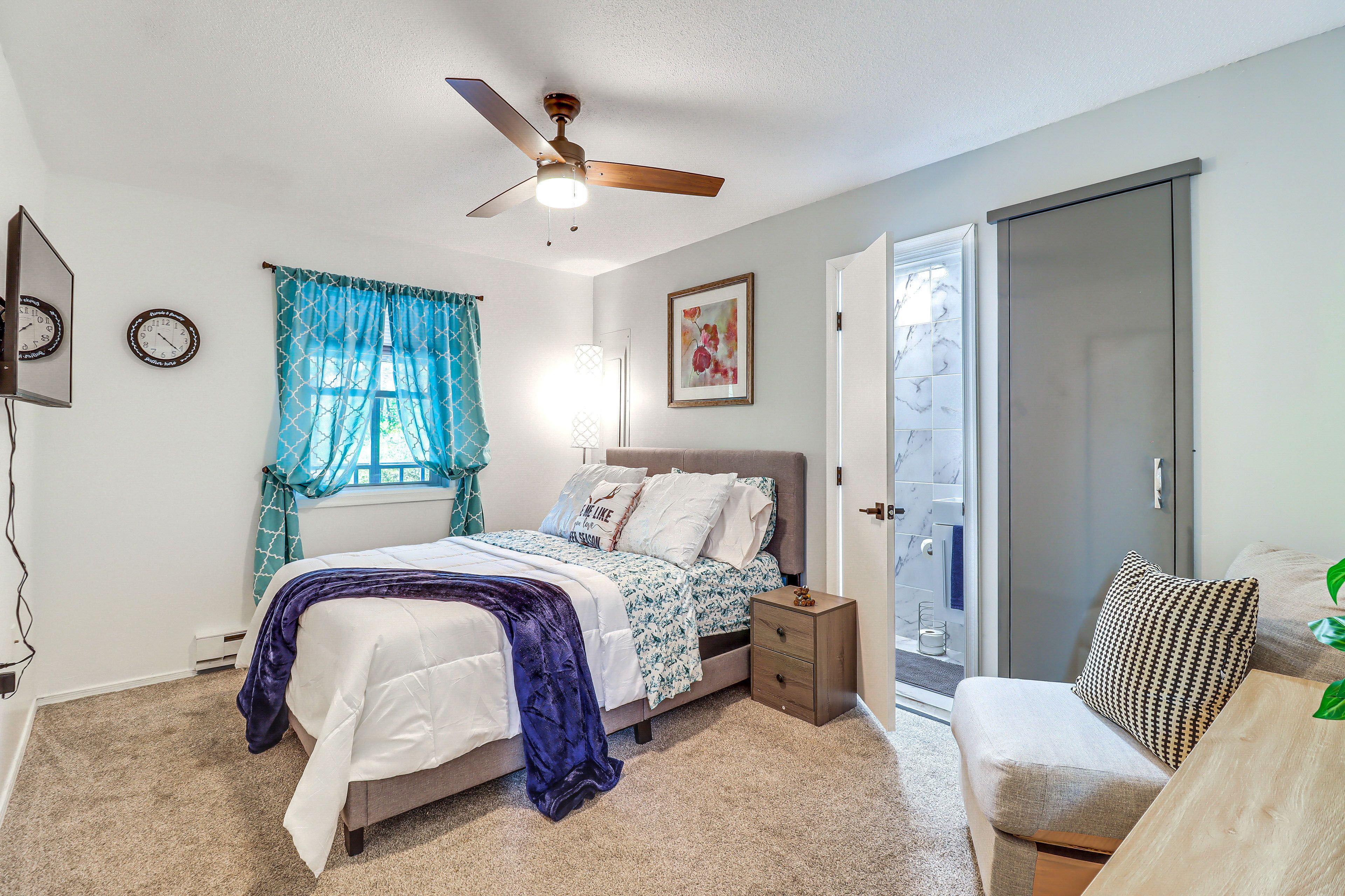 Bedroom 1 | 1st Floor | Queen Bed | Smart TV | Linens Provided