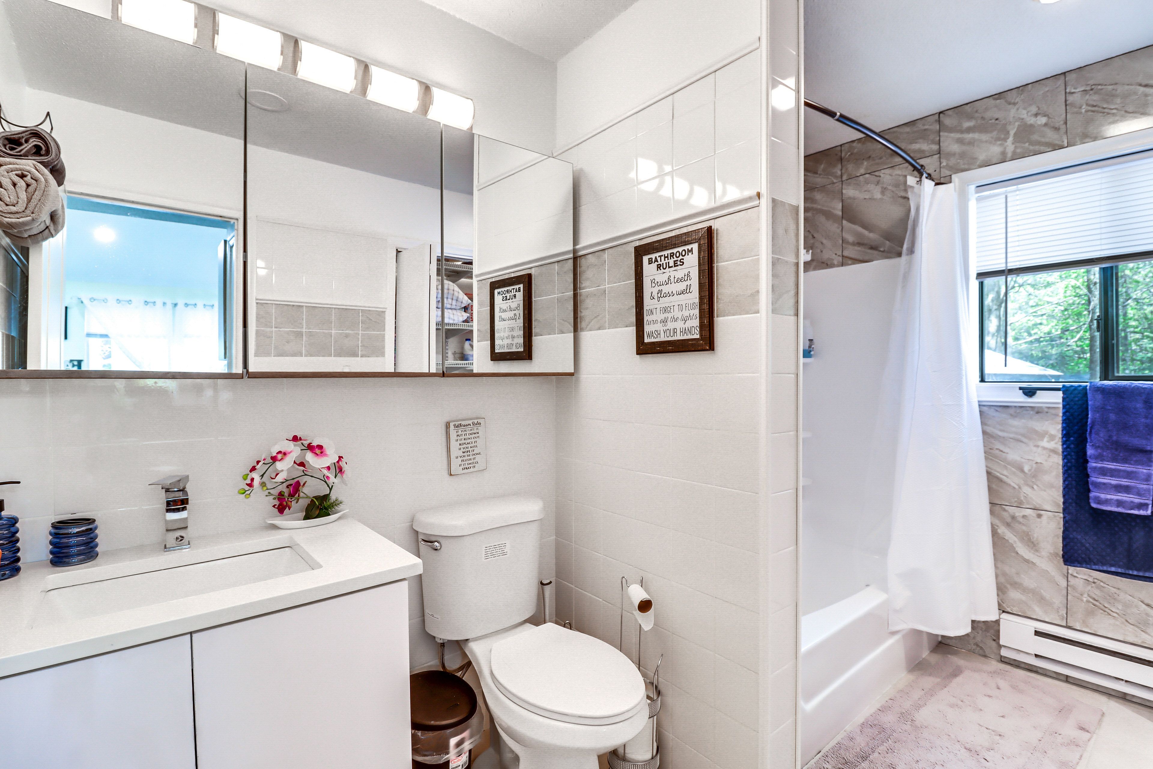 Full Bathroom | 1st Floor | Towels Provided | Washer & Dryer