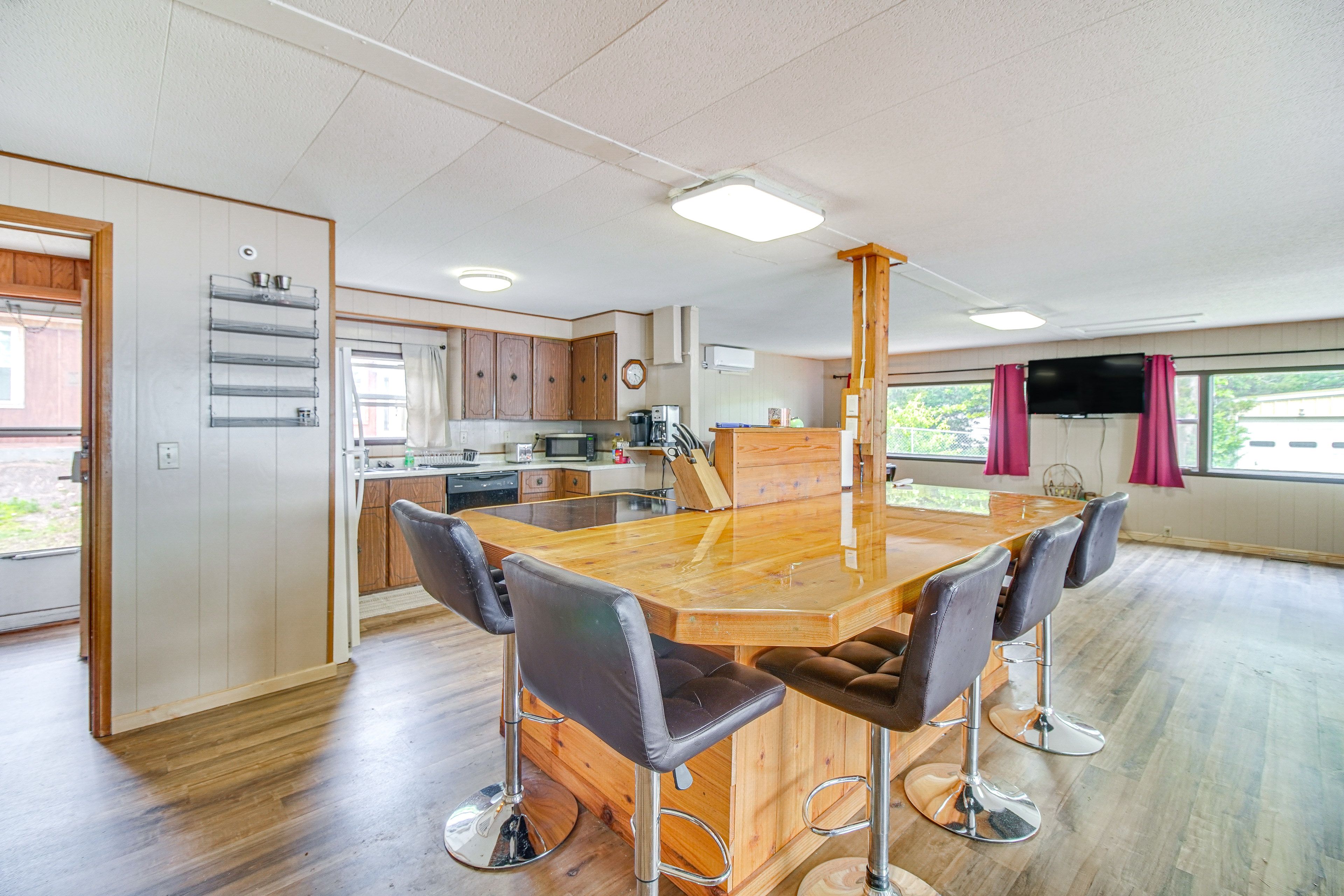 Cabin Interior | Central Air Conditioning/Heat | Free WiFi