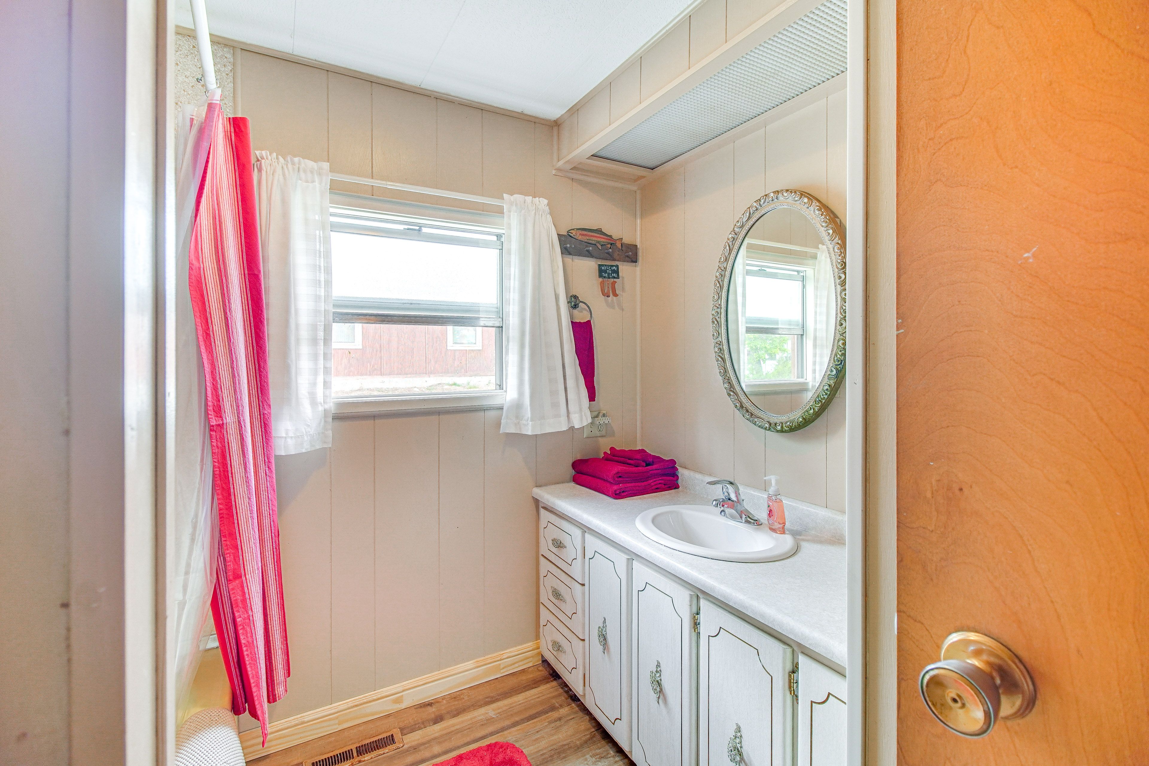 Full Bathroom | Towels Provided