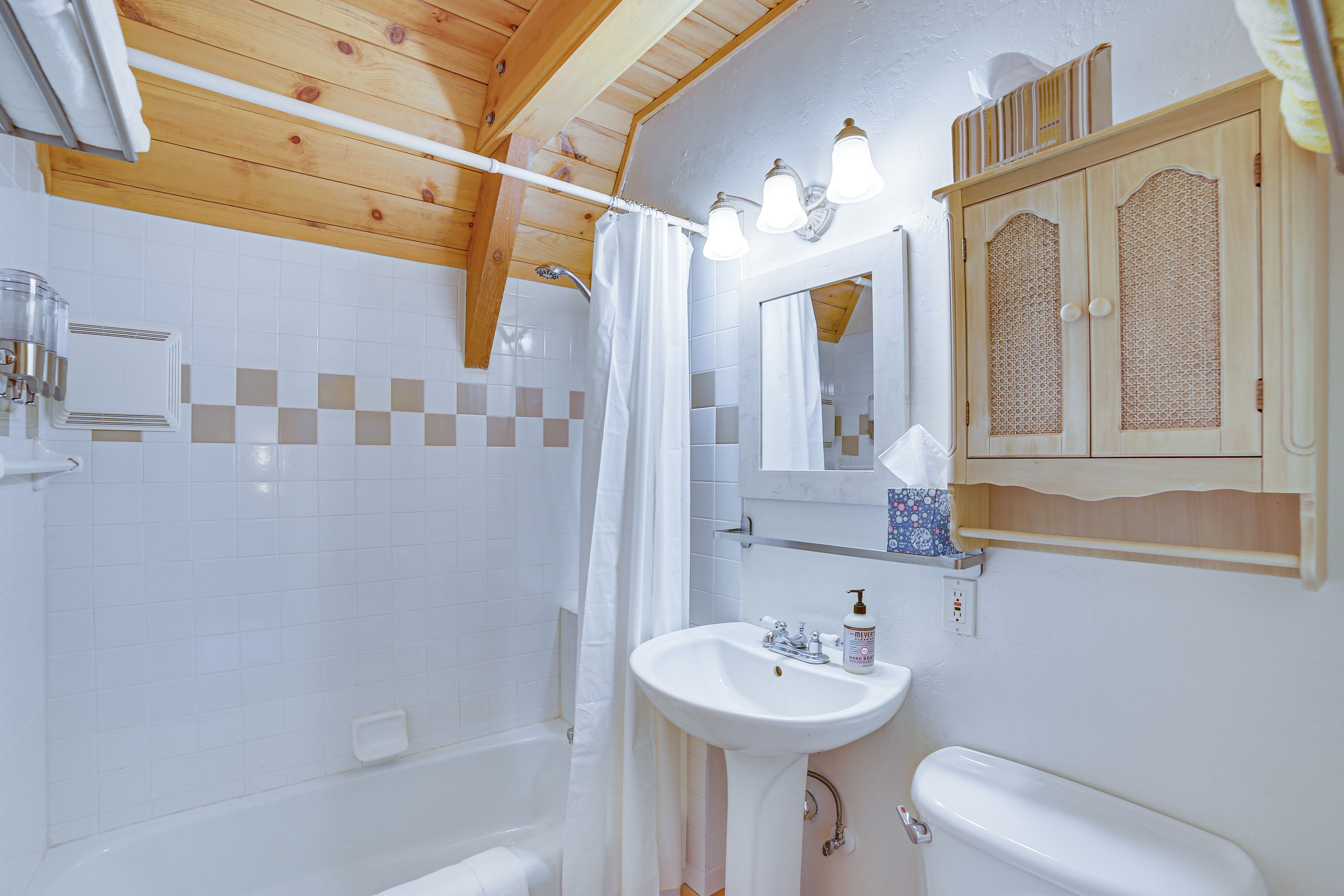 Full Bath | Towels | Hair Dryer | Main Level