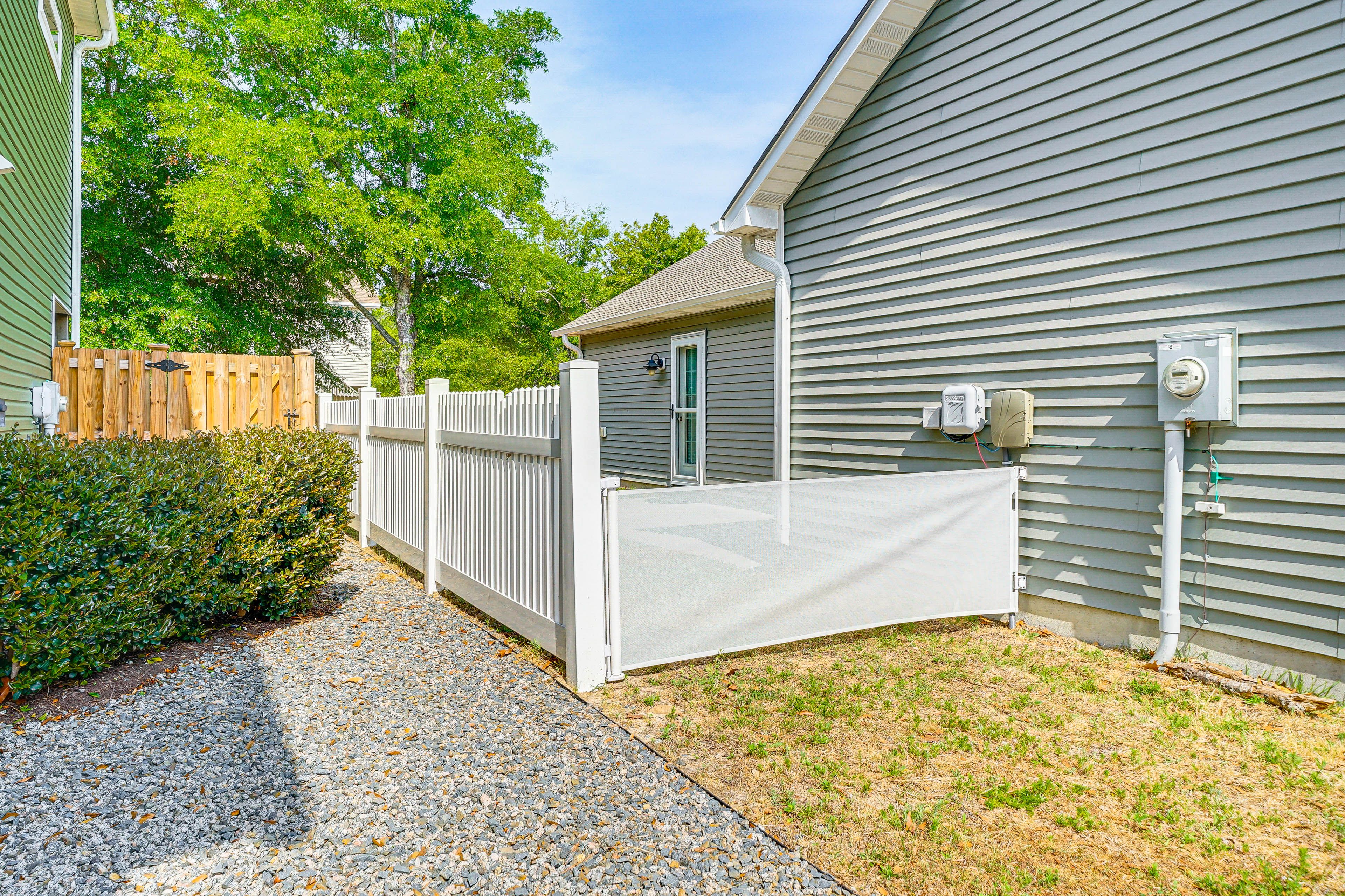 Retractable Fence in Side Yard
