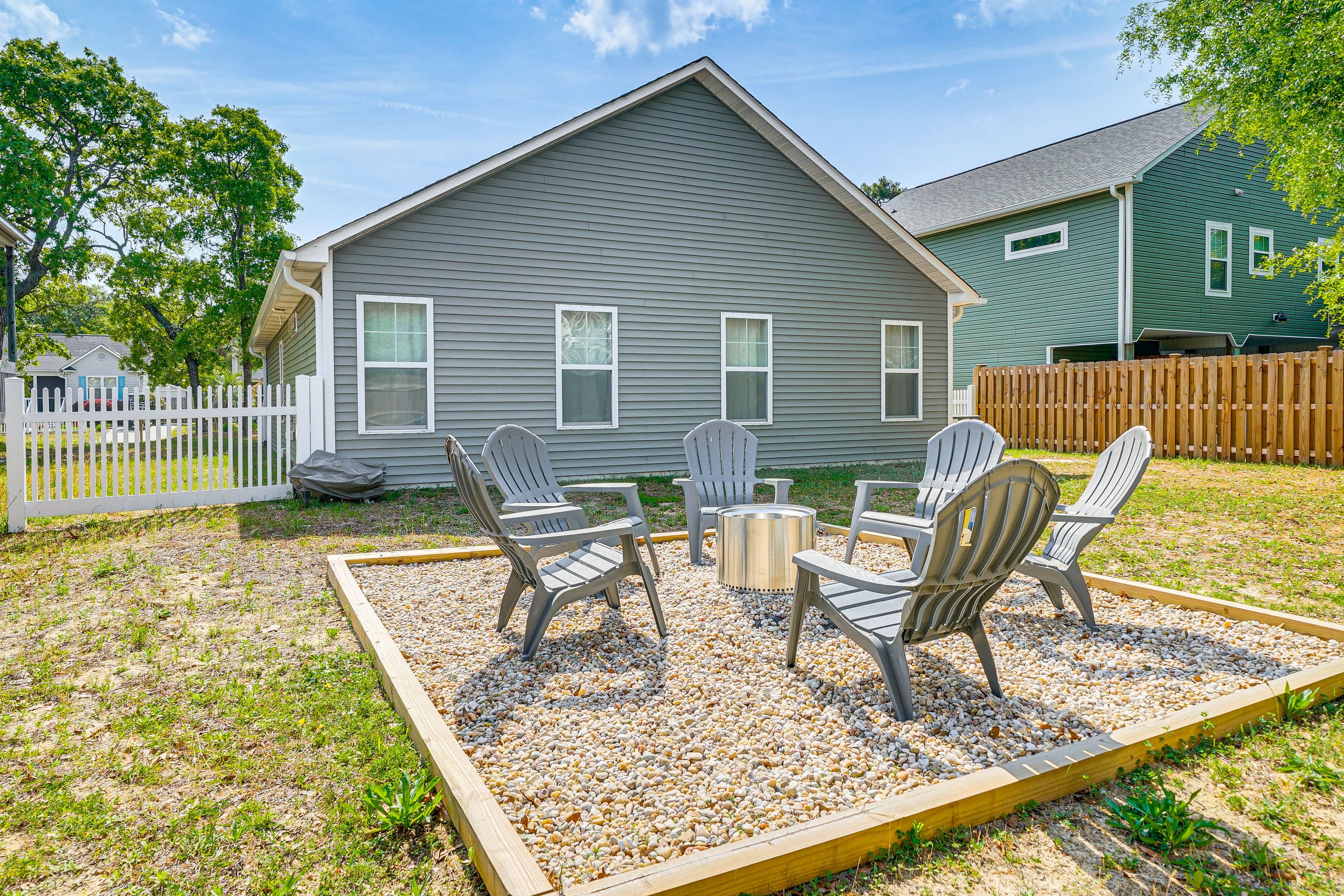Fenced Backyard | Fire Pit | Hammock