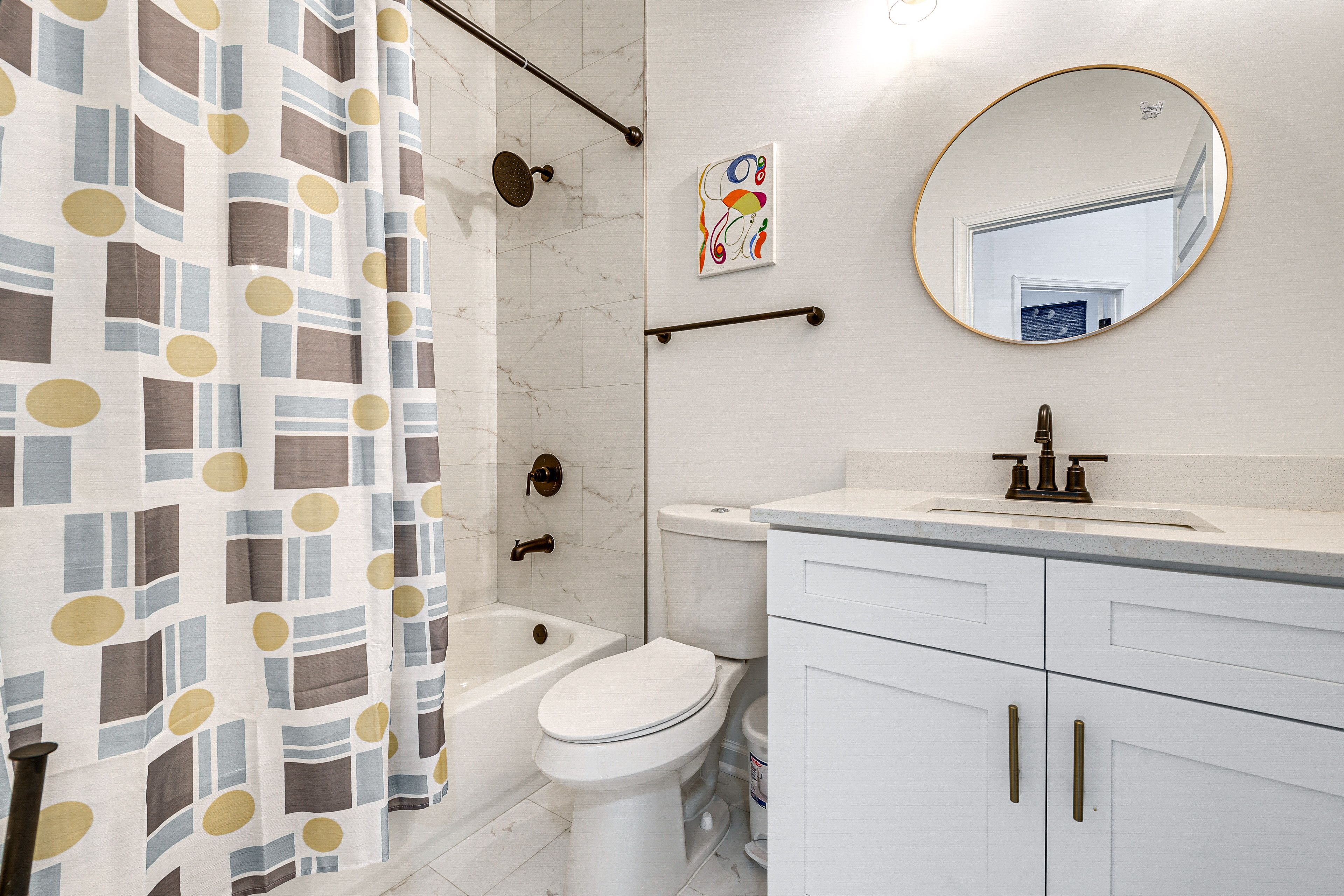 Full Bathroom | Towels Provided