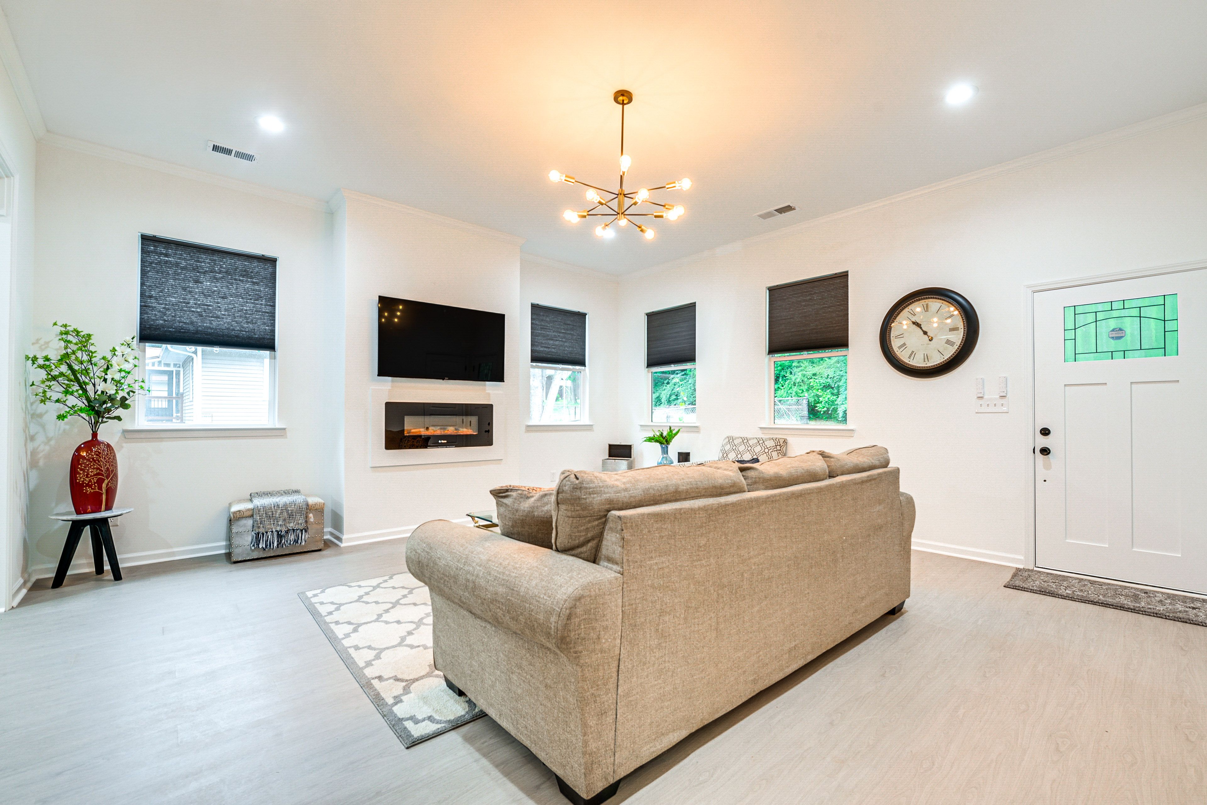 Living Room | Smart TV | Fireplace | Central A/C & Heating | Free WiFi