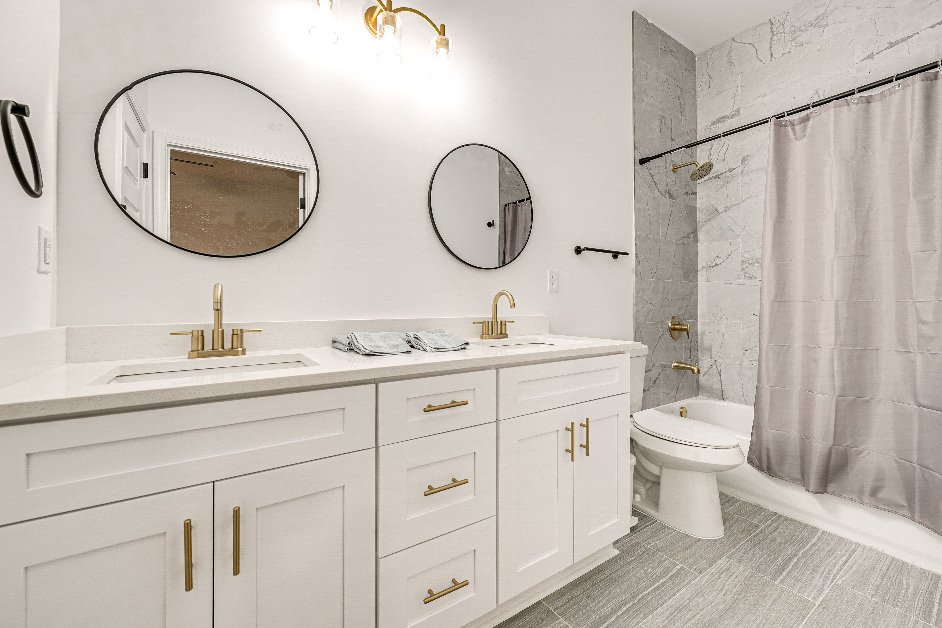 Full Bathroom | Shower/Tub Combo