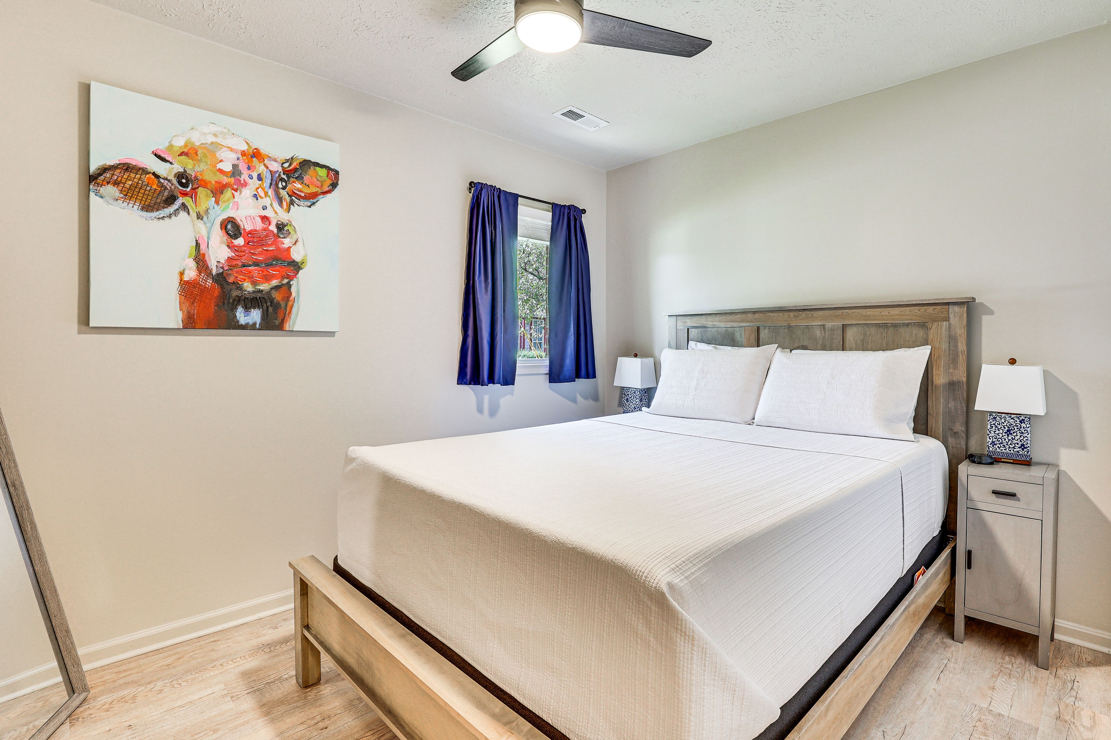 Bedroom | Queen Bed | Smart TV w/ Cable