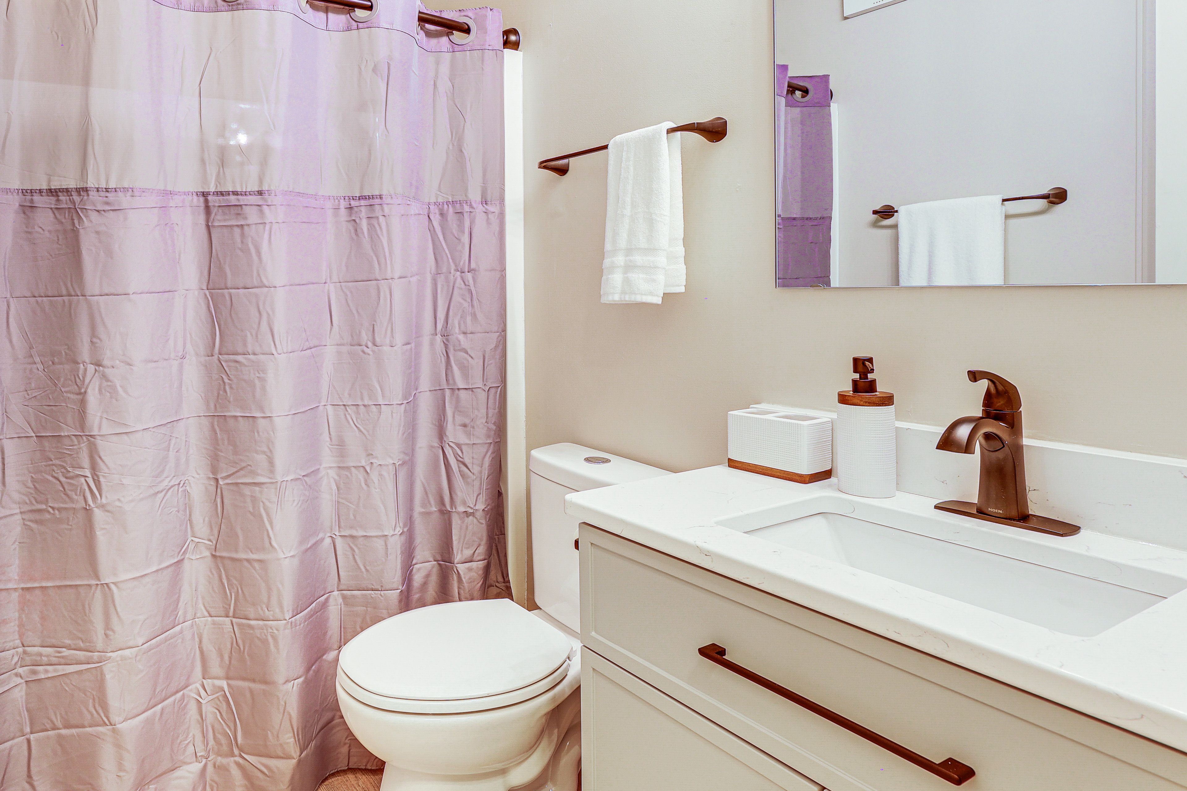 Full Bathroom | Towels Provided