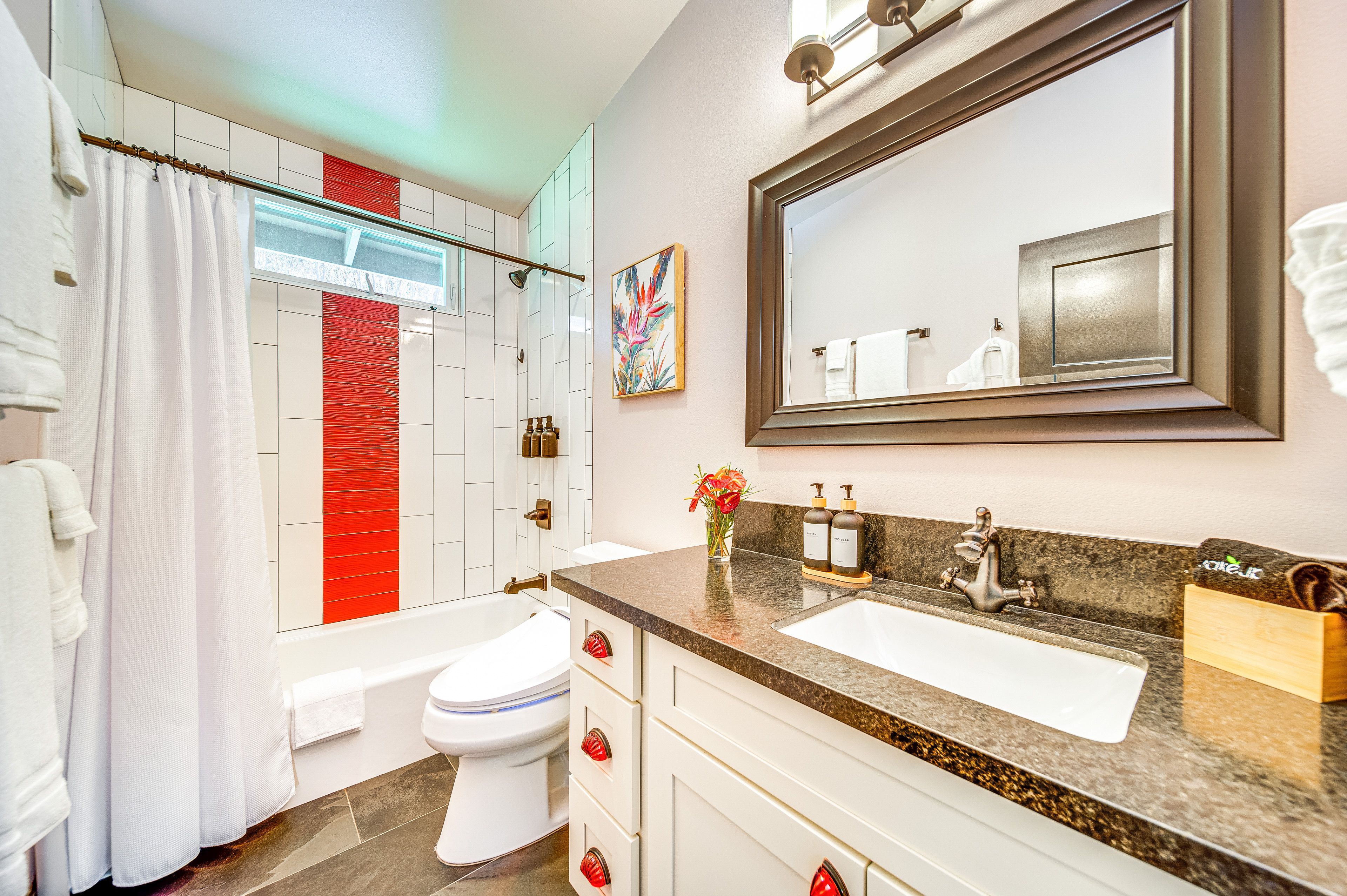 Full Bathroom | Complimentary Toiletries