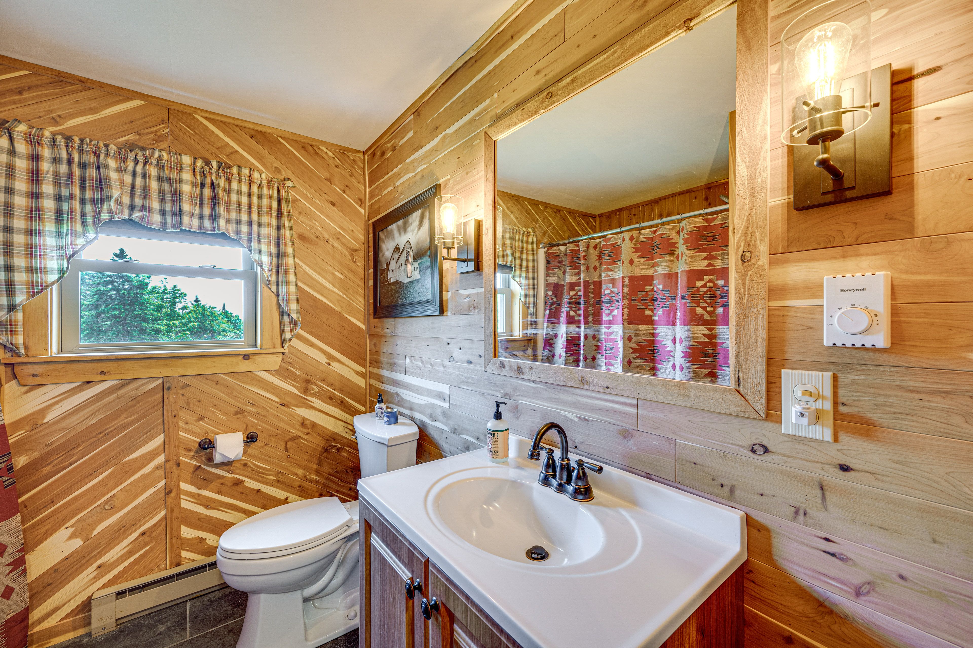 Full Bathroom | Main Level | Complimentary Toiletries