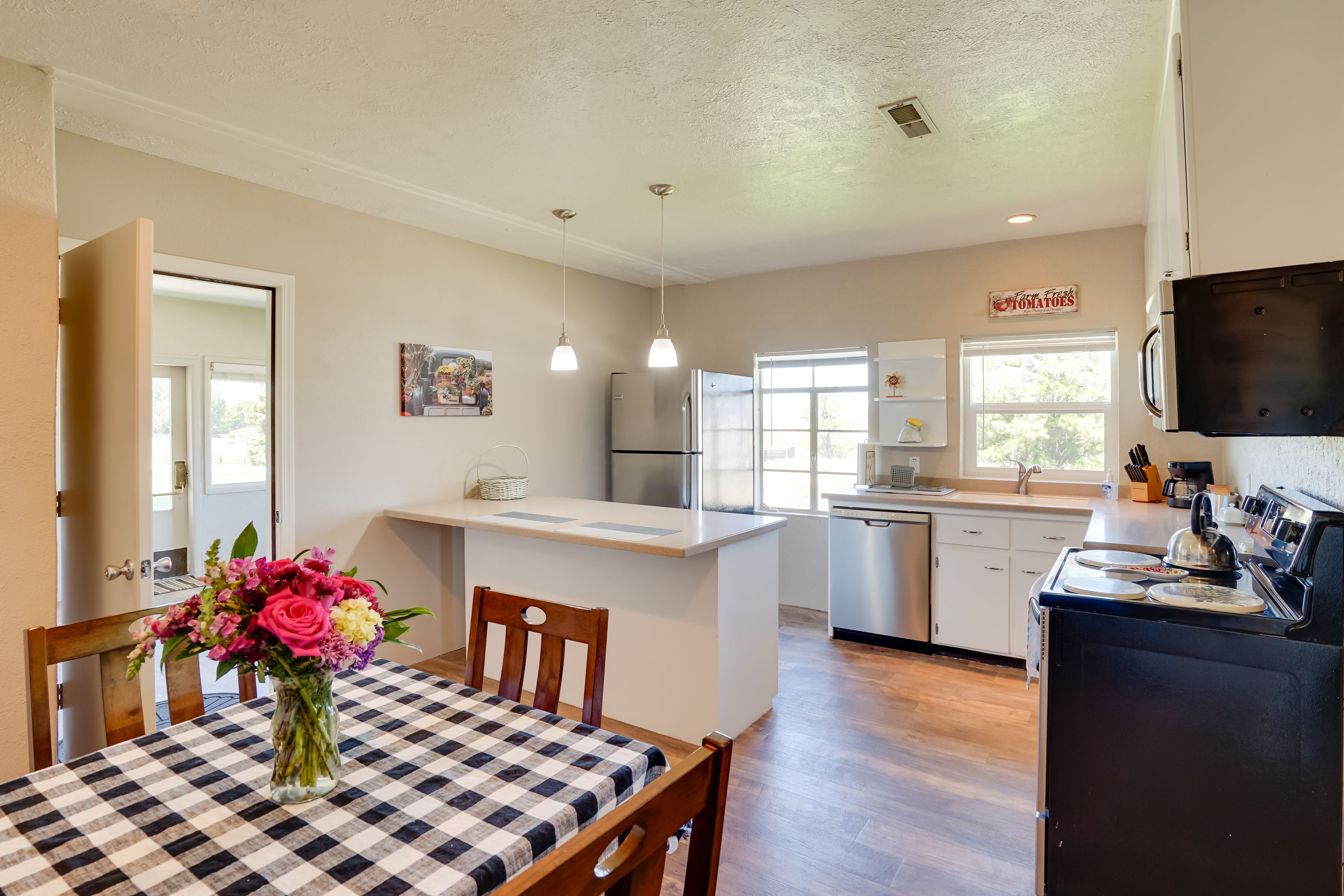 Dining Area | Dishware/Flatware Provided
