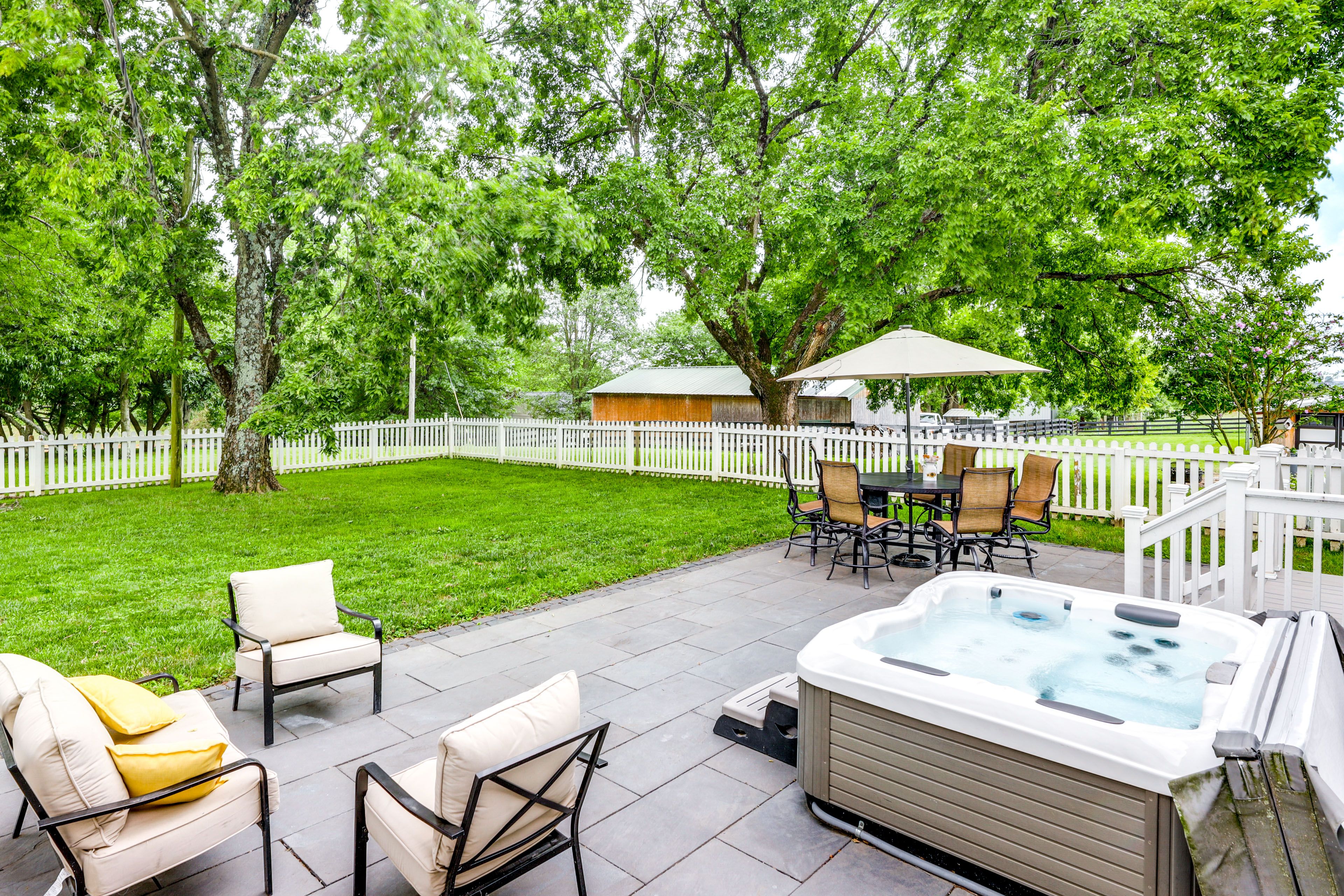 Verona Vacation Rental | 3BR | 2BA | 2,840 Sq Ft | 5 Steps Required