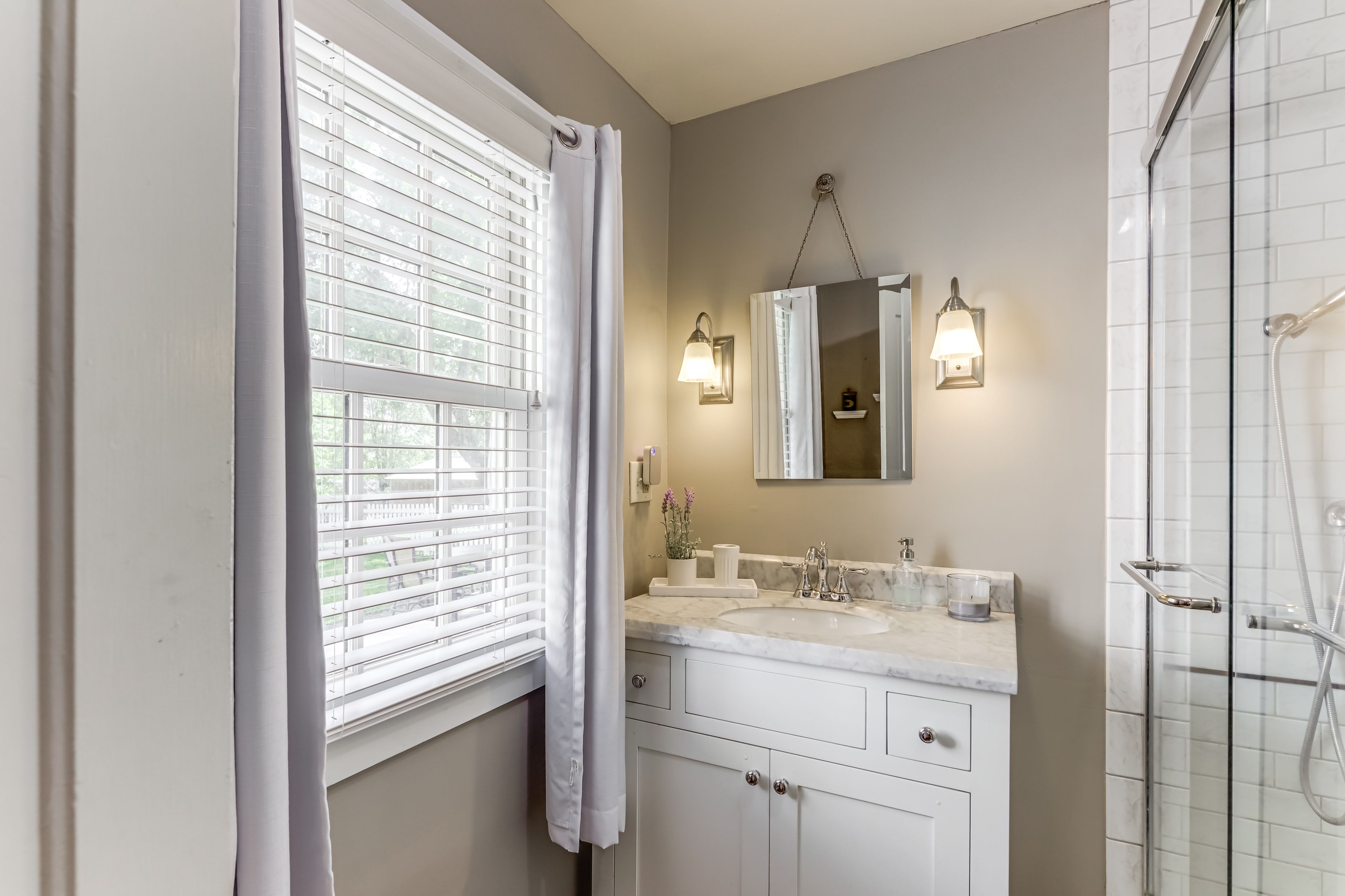 Full Bathroom | 1st Floor | Towels Provided
