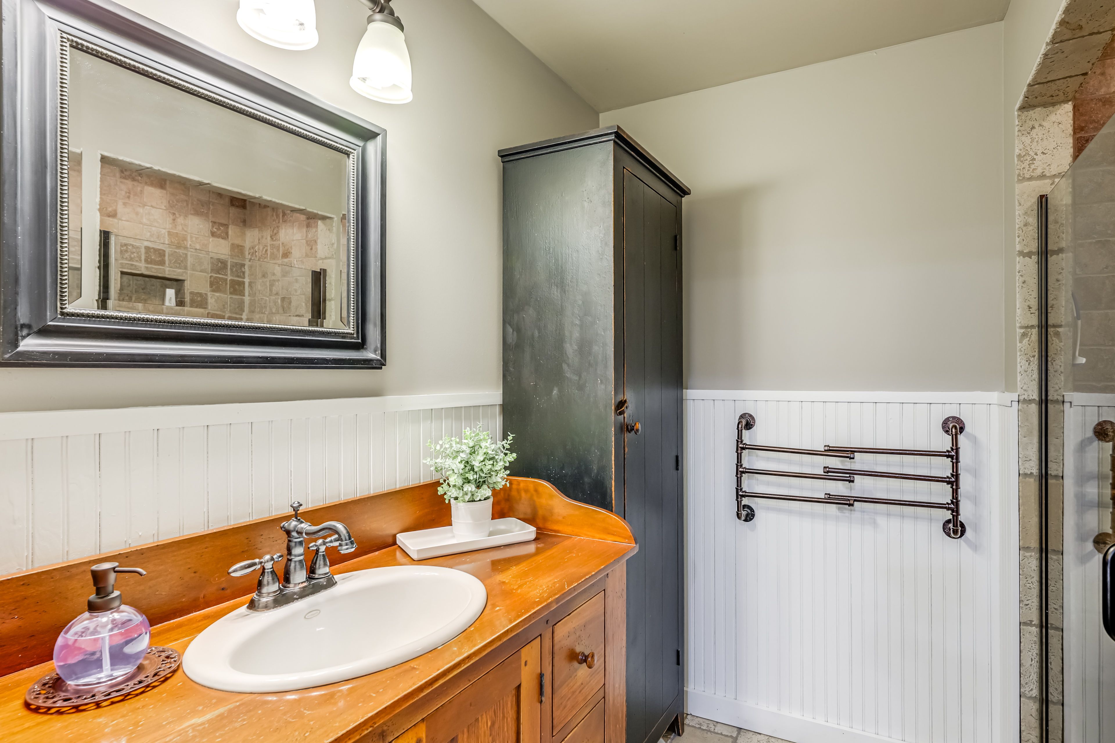 Full Bathroom | 1st Floor