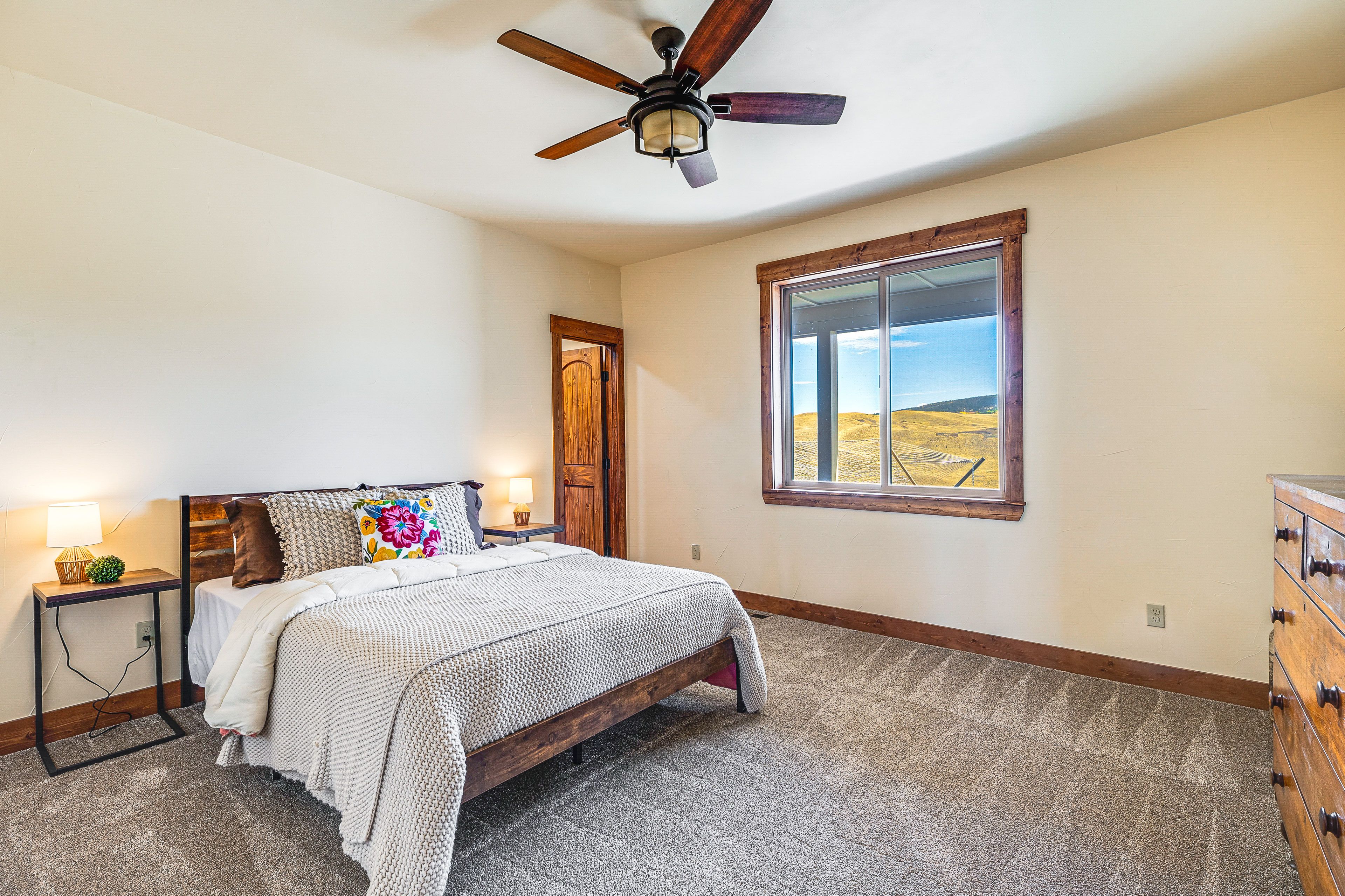 Bedroom 1 | Queen Bed