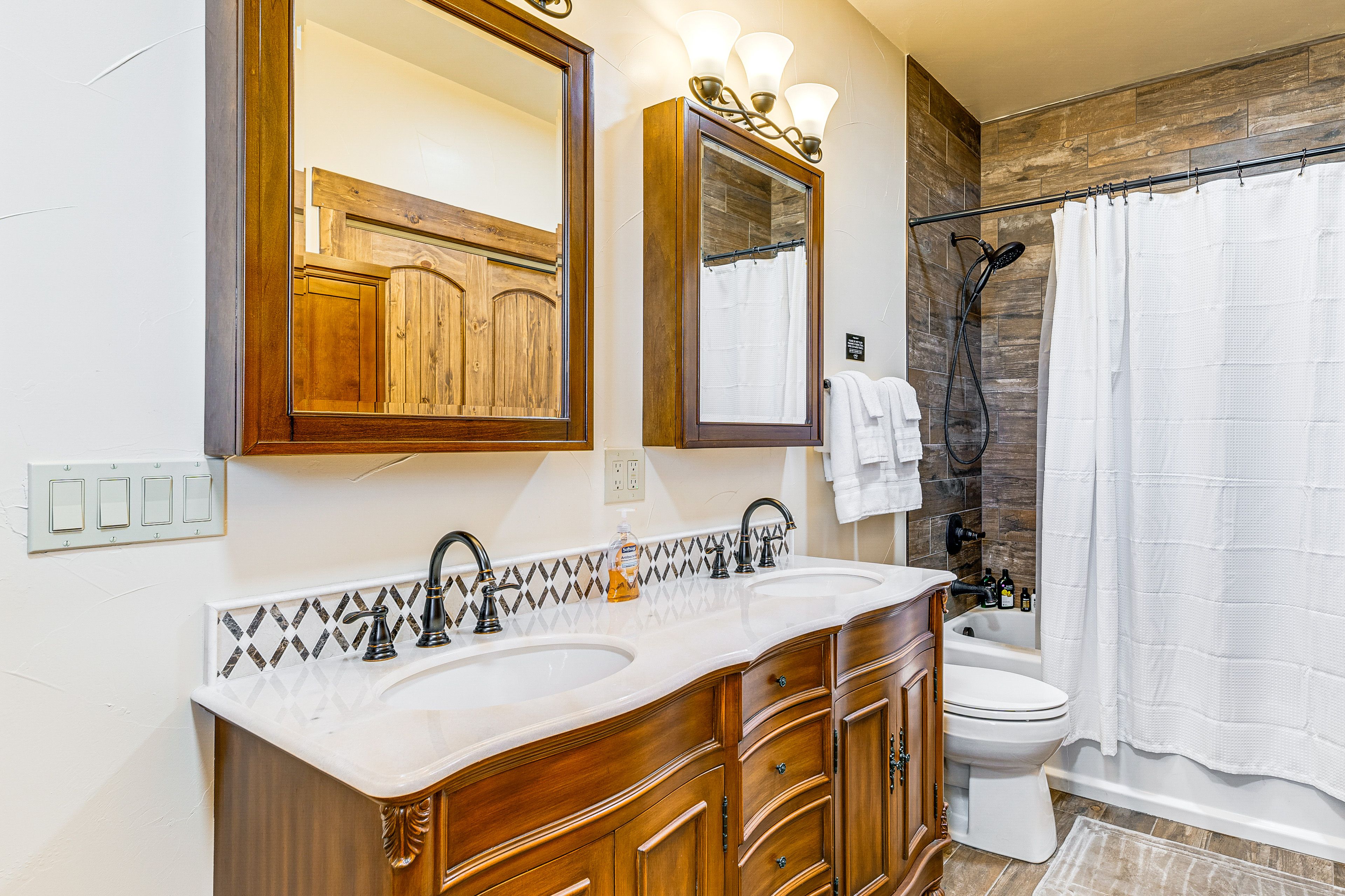 Full Bathroom | Complimentary Toiletries