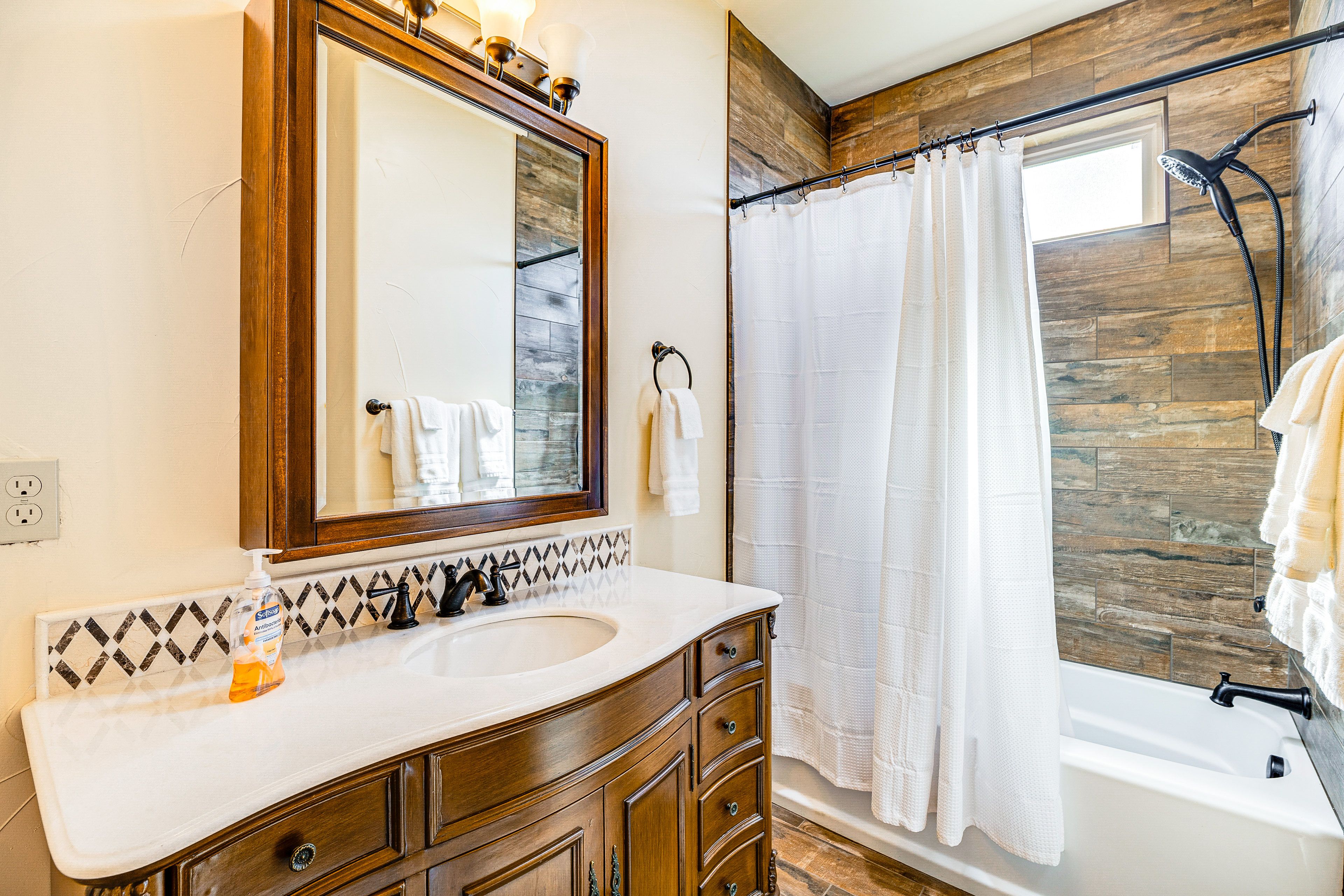 Full Bathroom | Towels Provided