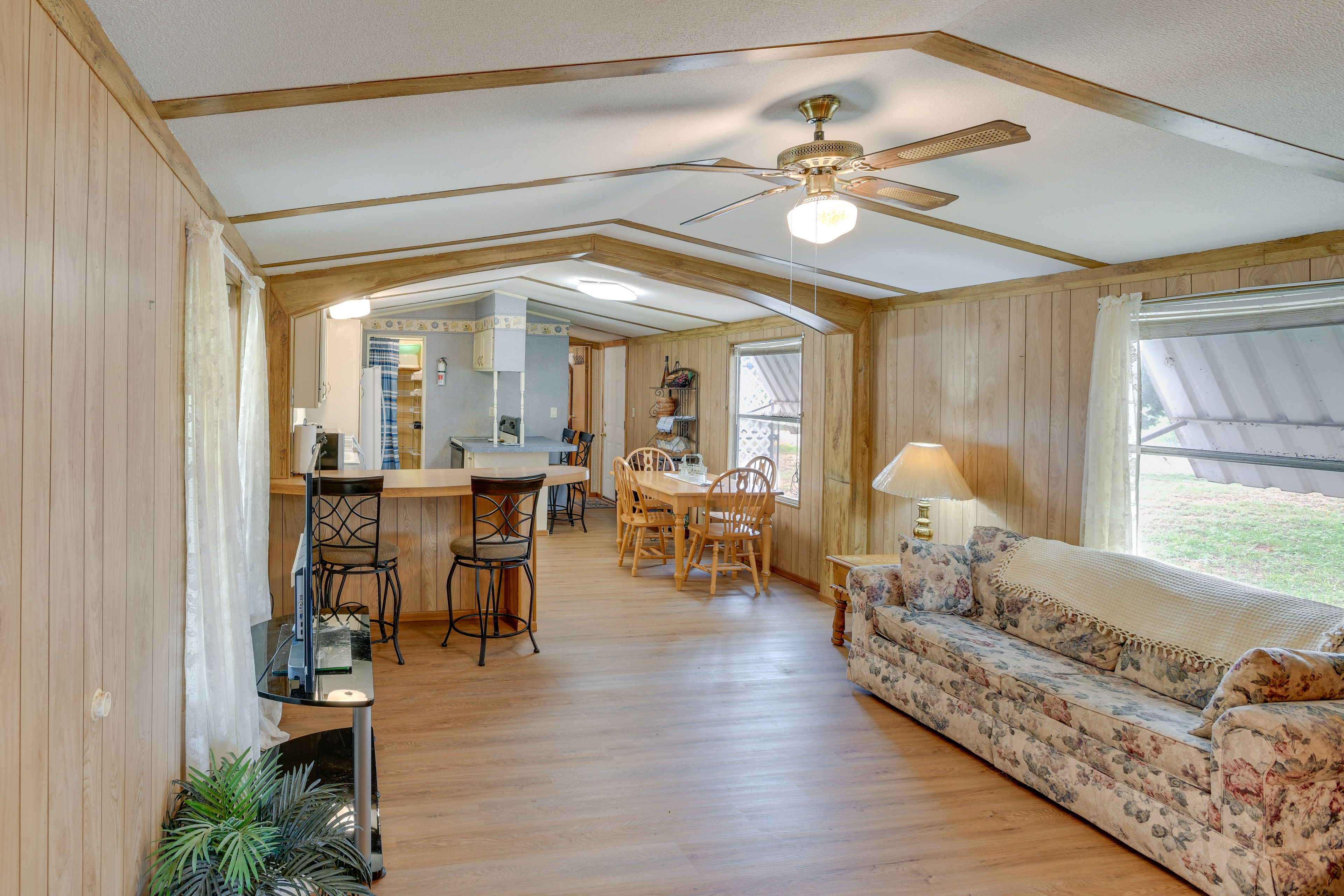 Blackwell Vacation Rental | 2BR | 2BA | 952 Sq Ft | 4 Steps Required
