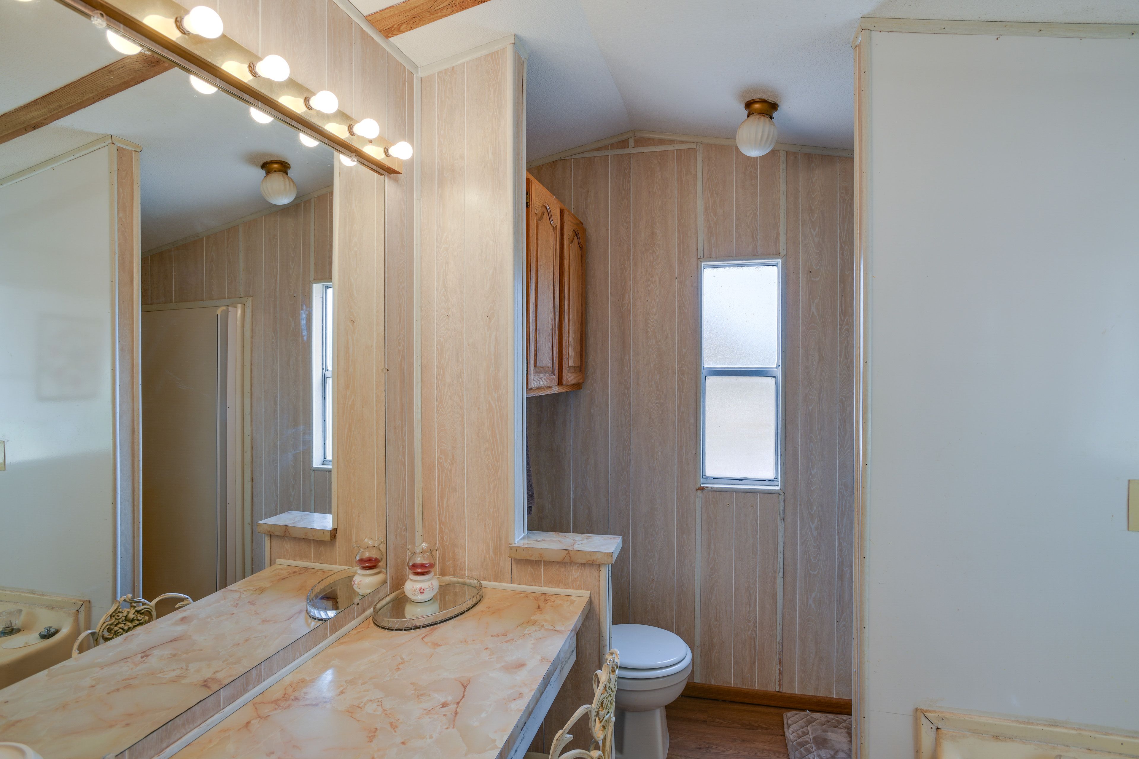 Full Bathroom | Separate Tub & Shower