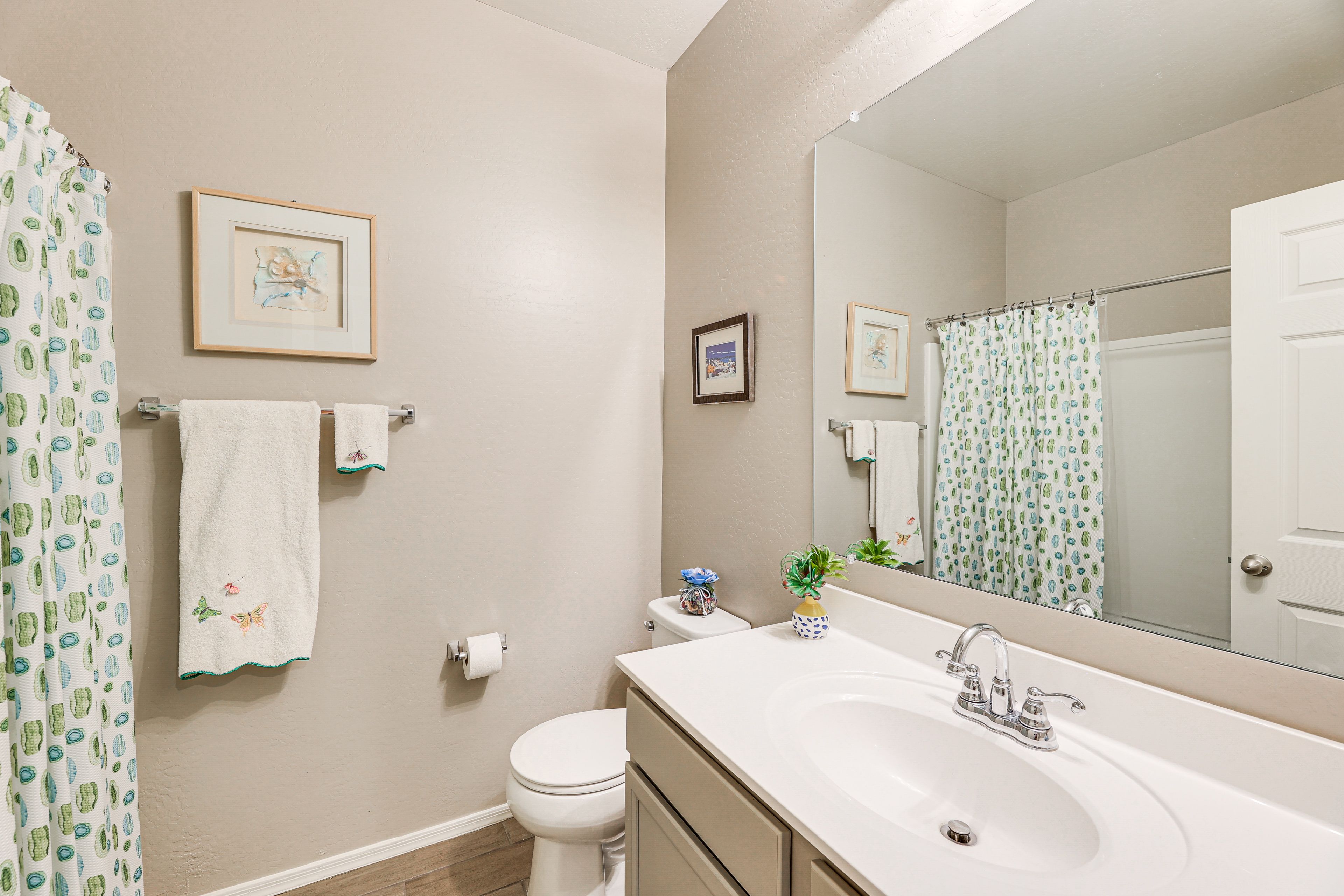 Full Bathroom | Towels Provided | Complimentary Toiletries