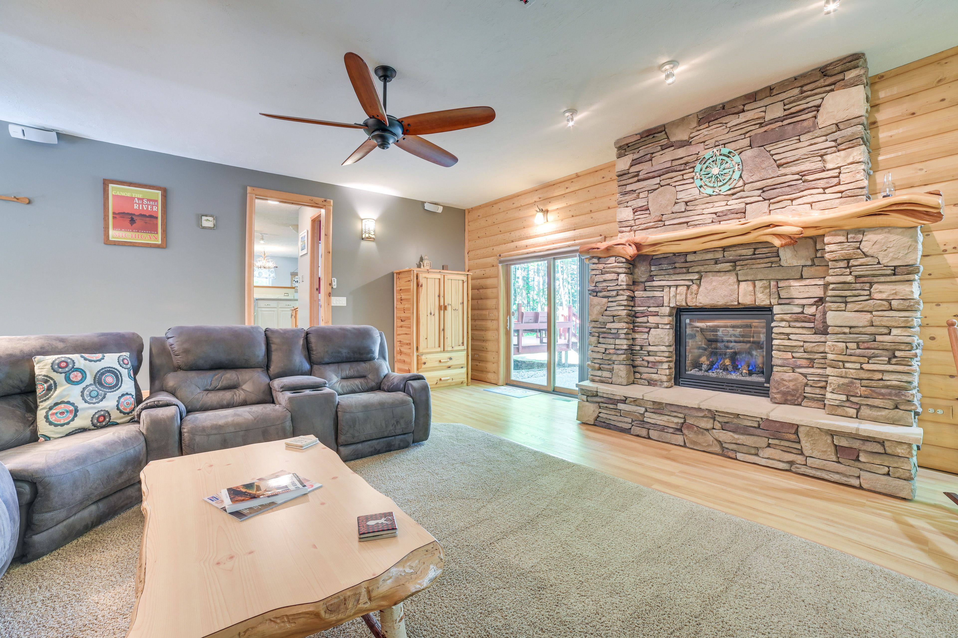 Living Room | Fireplace | Free WiFi