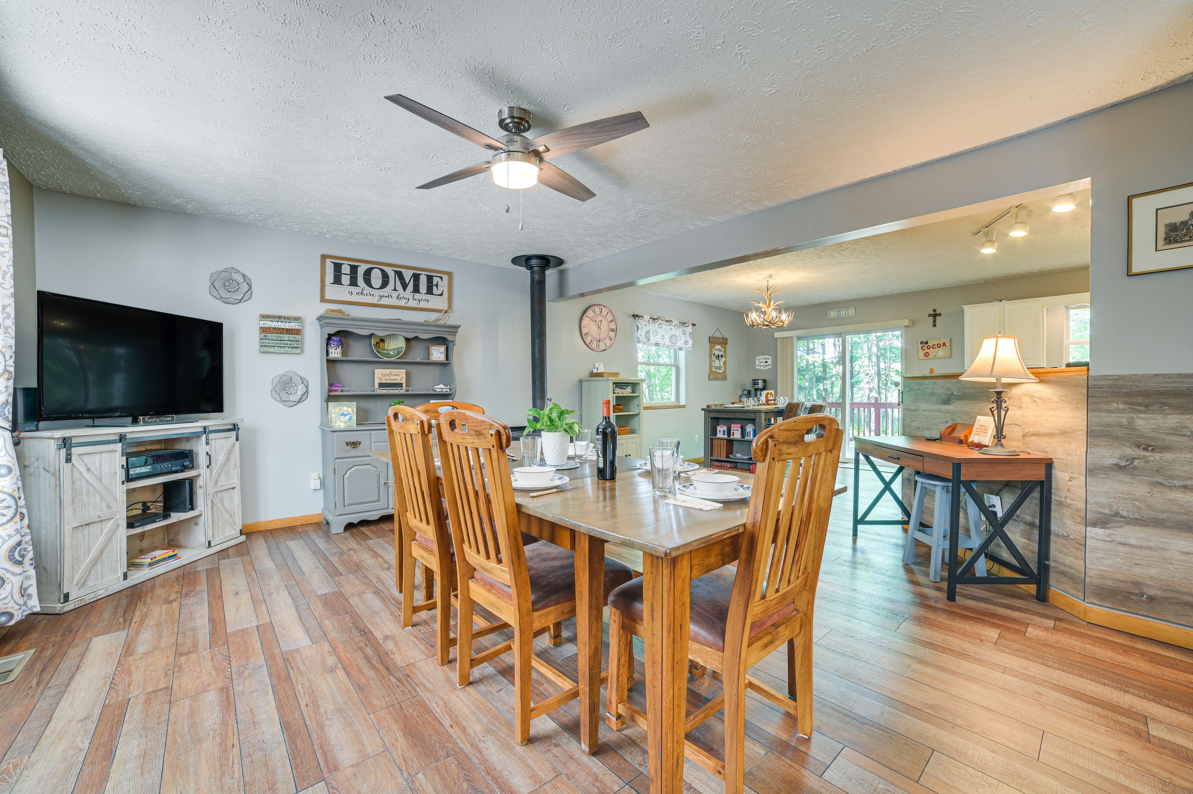Dining Area | Smart TV | Central Heat