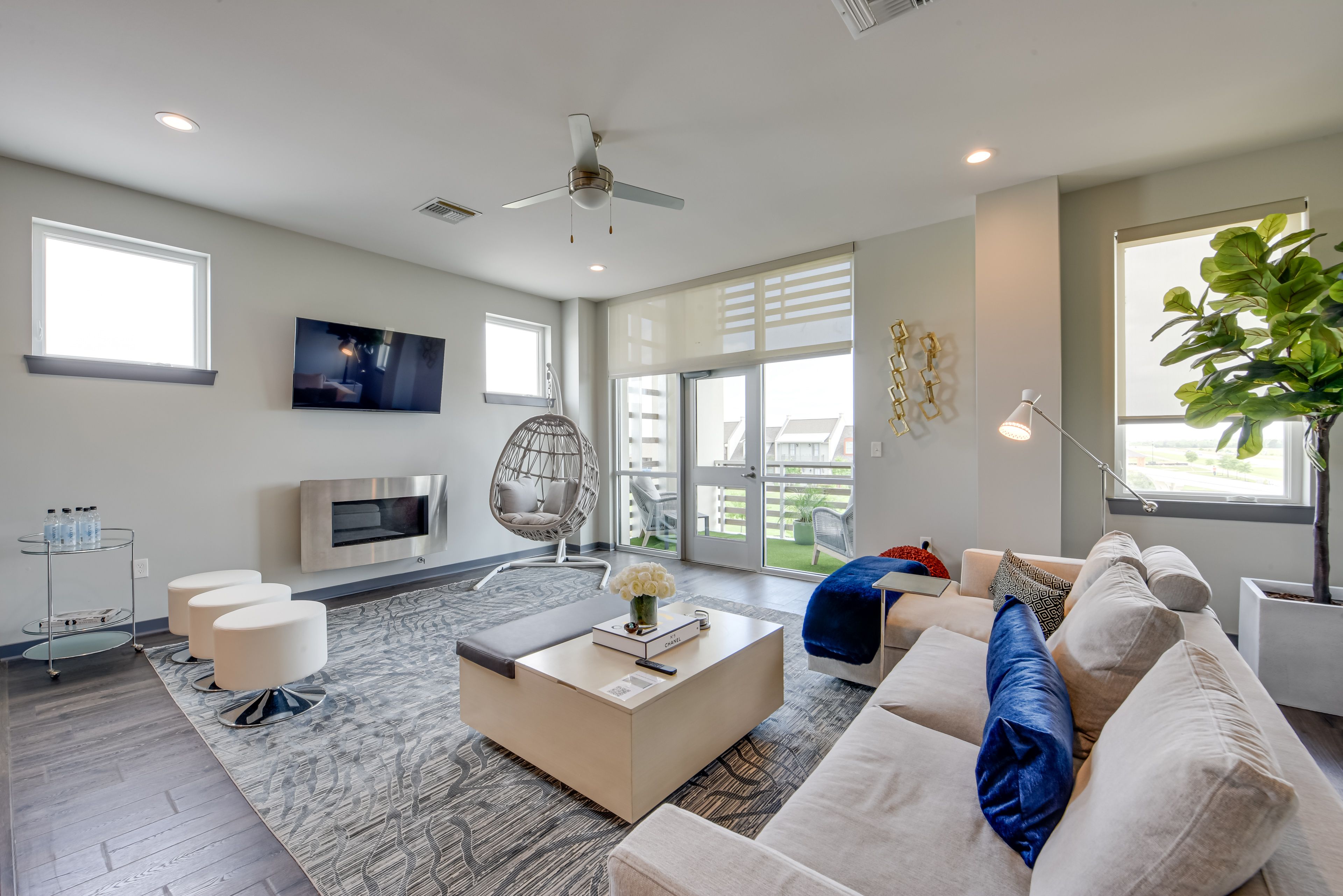 Living Room | Free WiFi | Smart TV | Fireplace | 2nd-Floor Unit