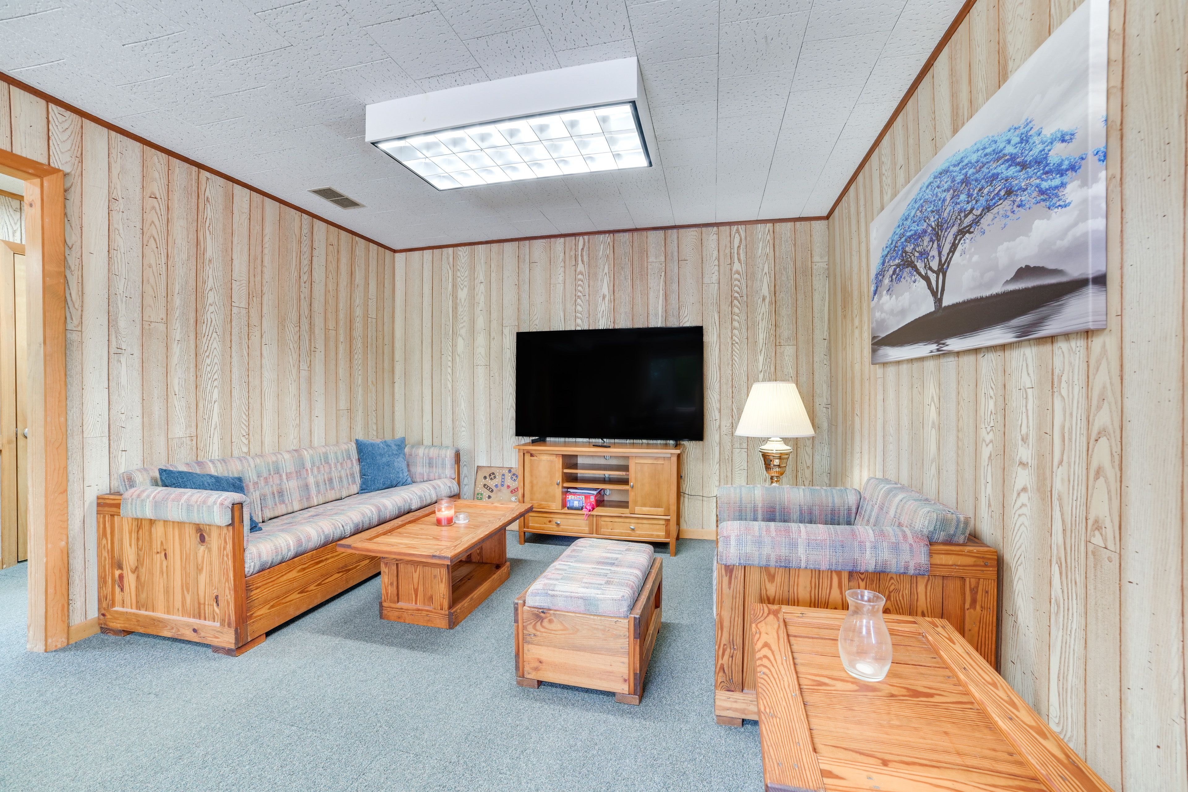 Living Room | Free WiFi | Central A/C & Heat | Smart TV