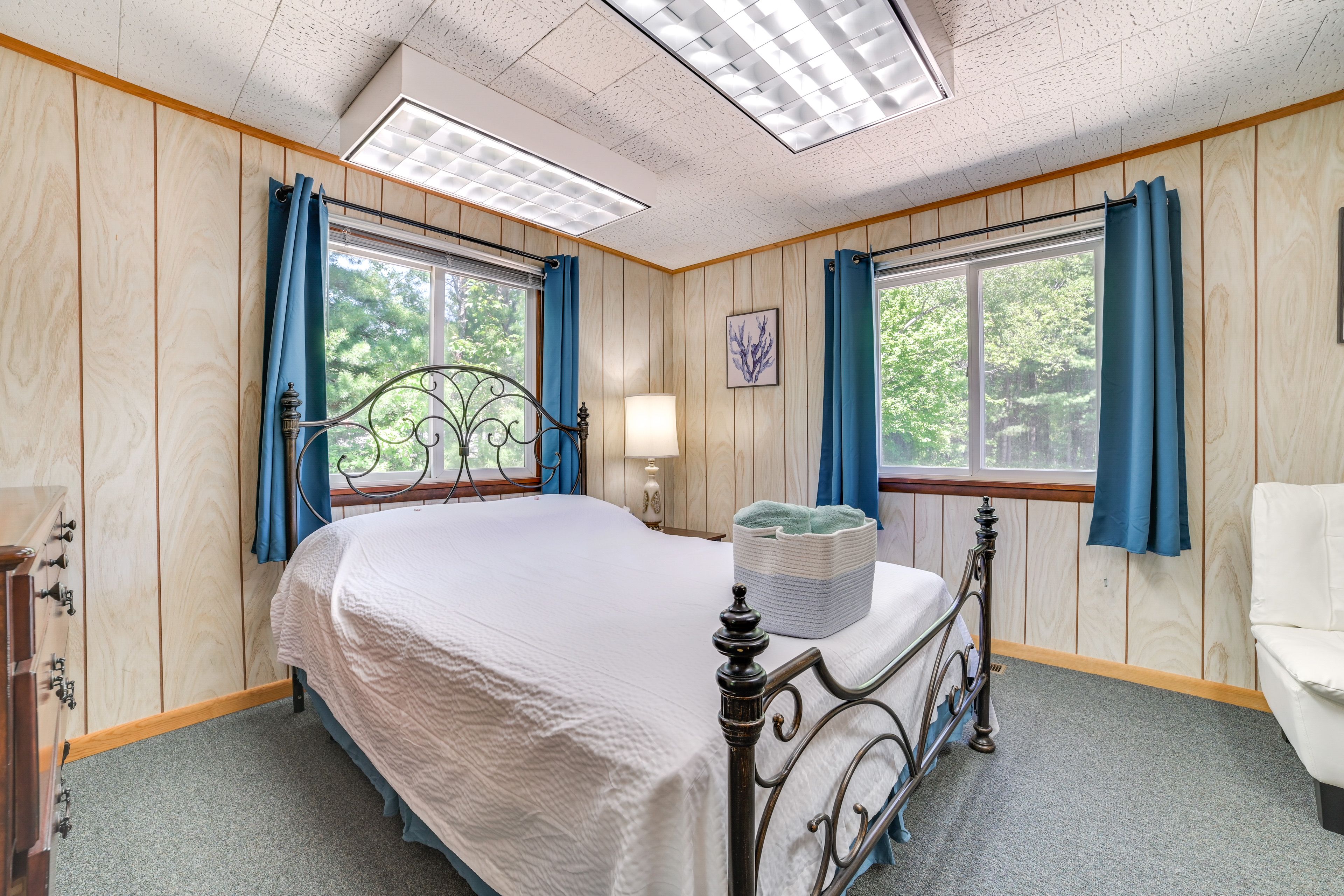 Bedroom 1 | Queen Bed
