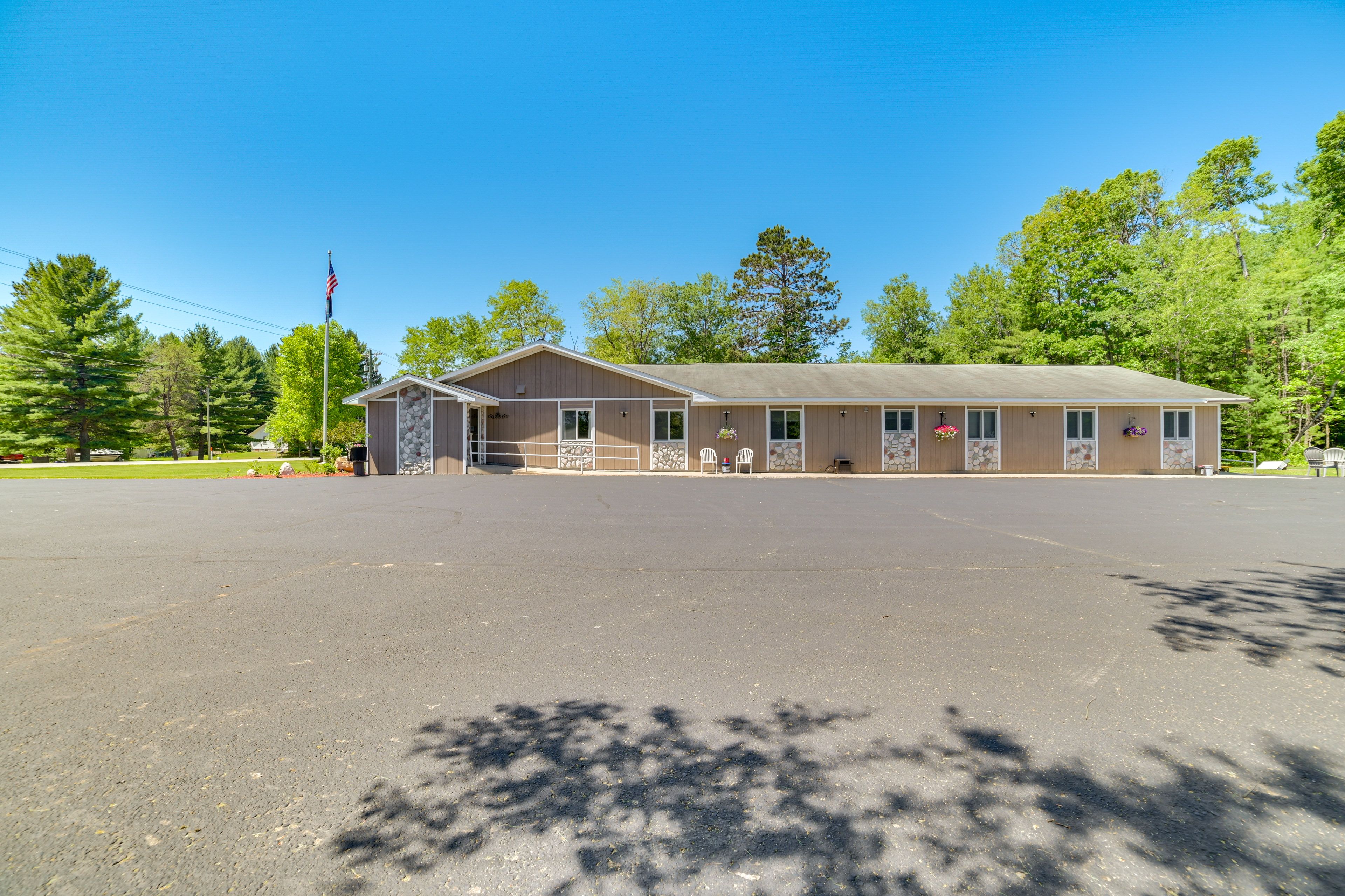 Parking | Community Lot (Ample Parking)