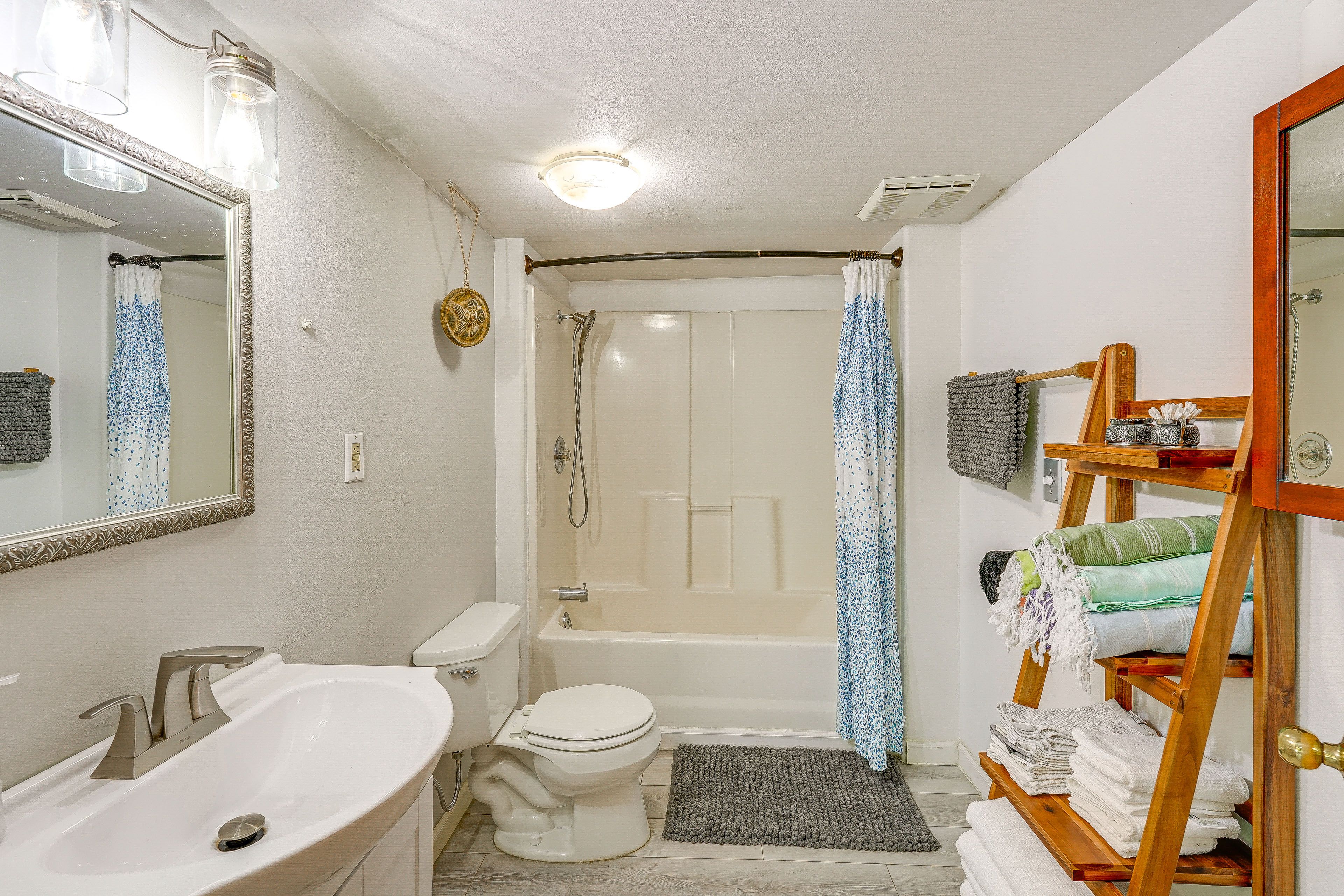 Full Bathroom | Towels Provided | Complimentary Toiletries | 1st Floor