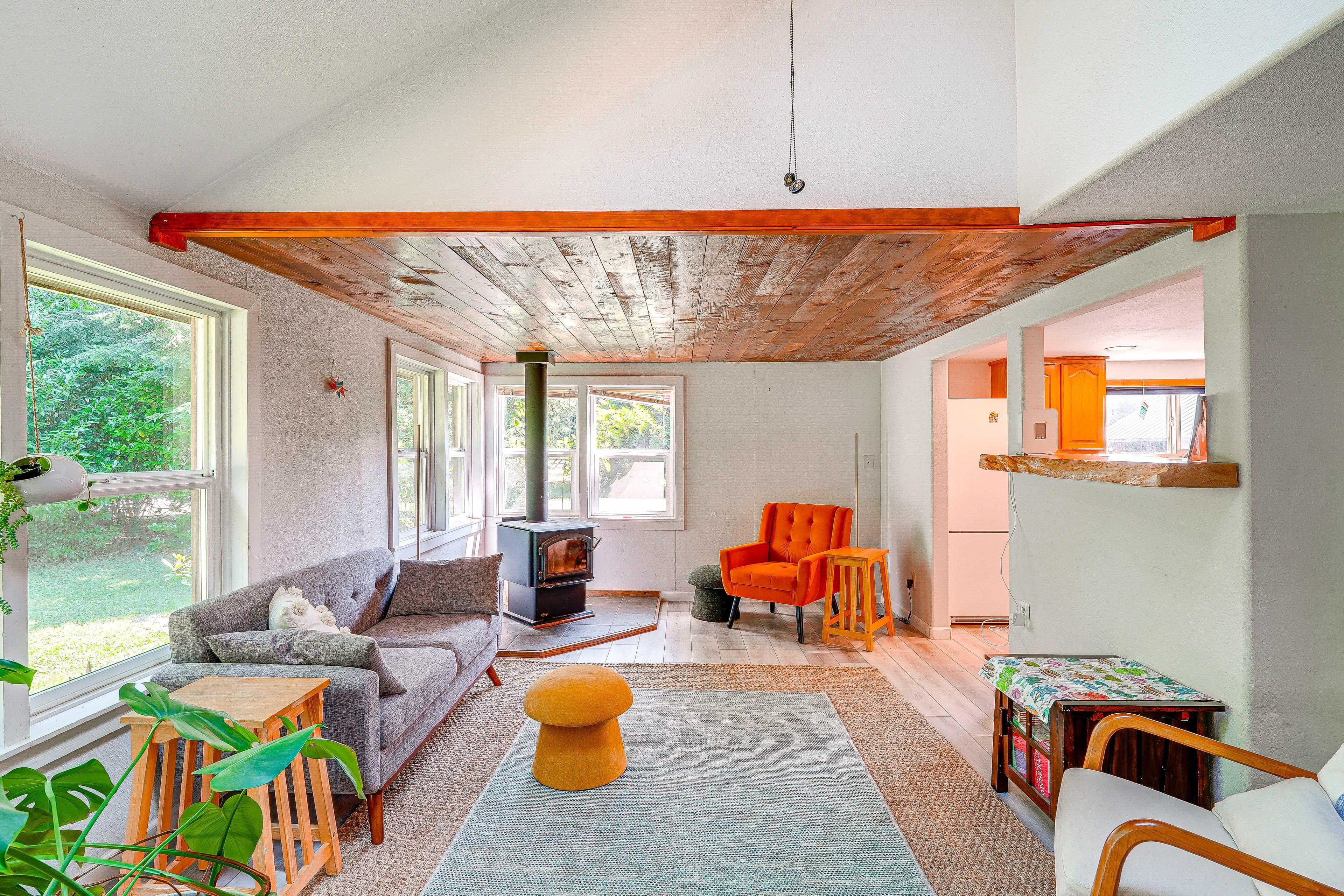 Living Room | Fireplace | Free WiFi