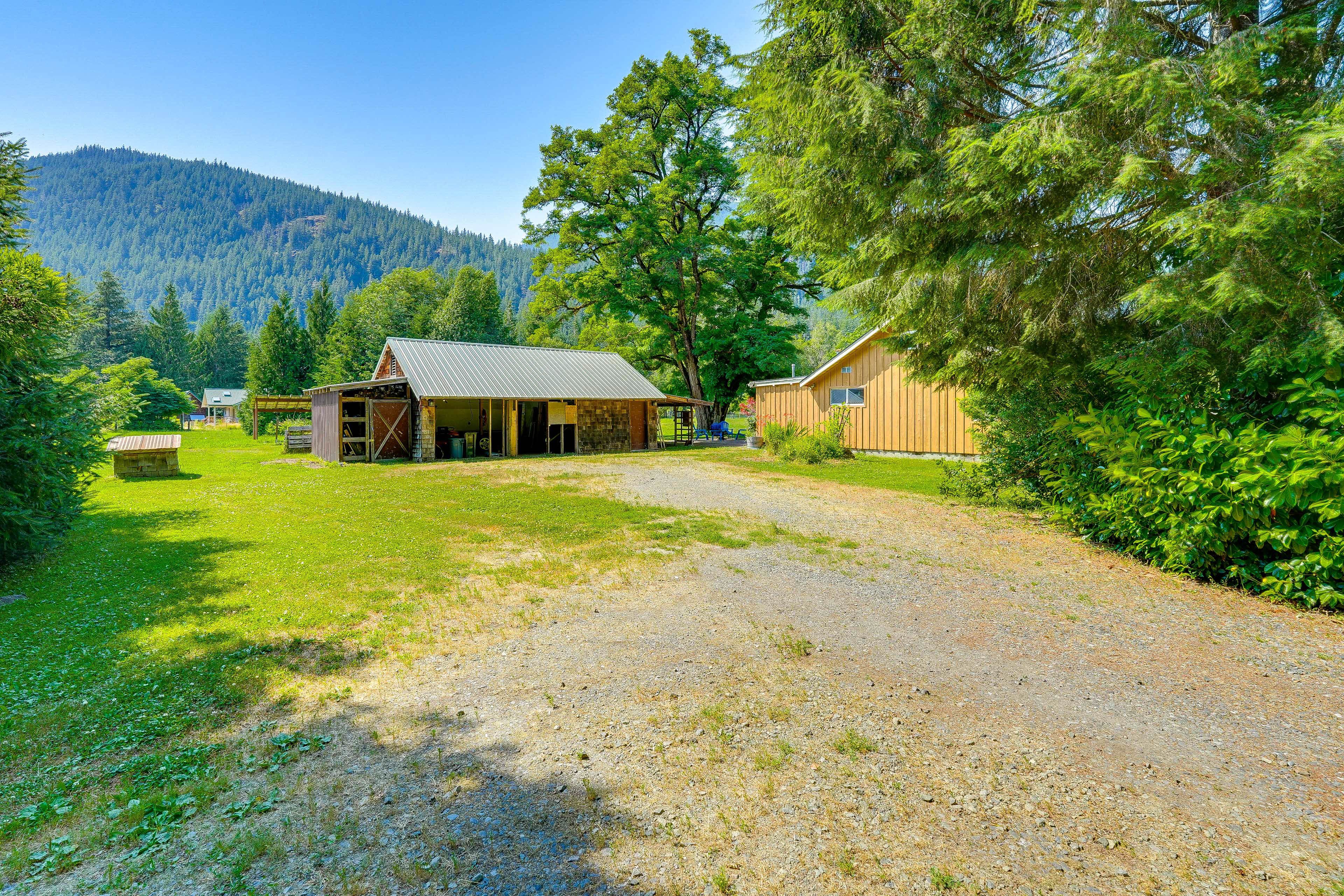 Parking | Driveway (8 Vehicles) | RV/Trailers Allowed
