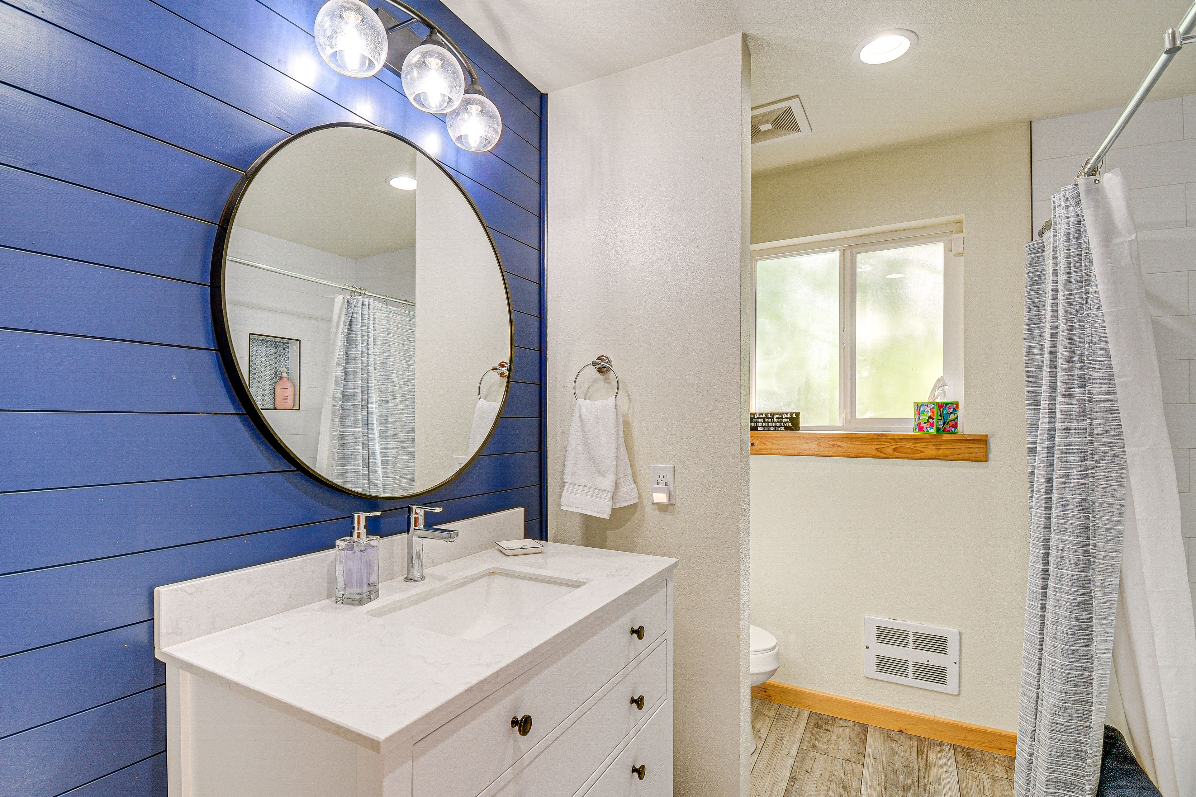 Full Bathroom | 1st Floor | Shower/Tub Combo